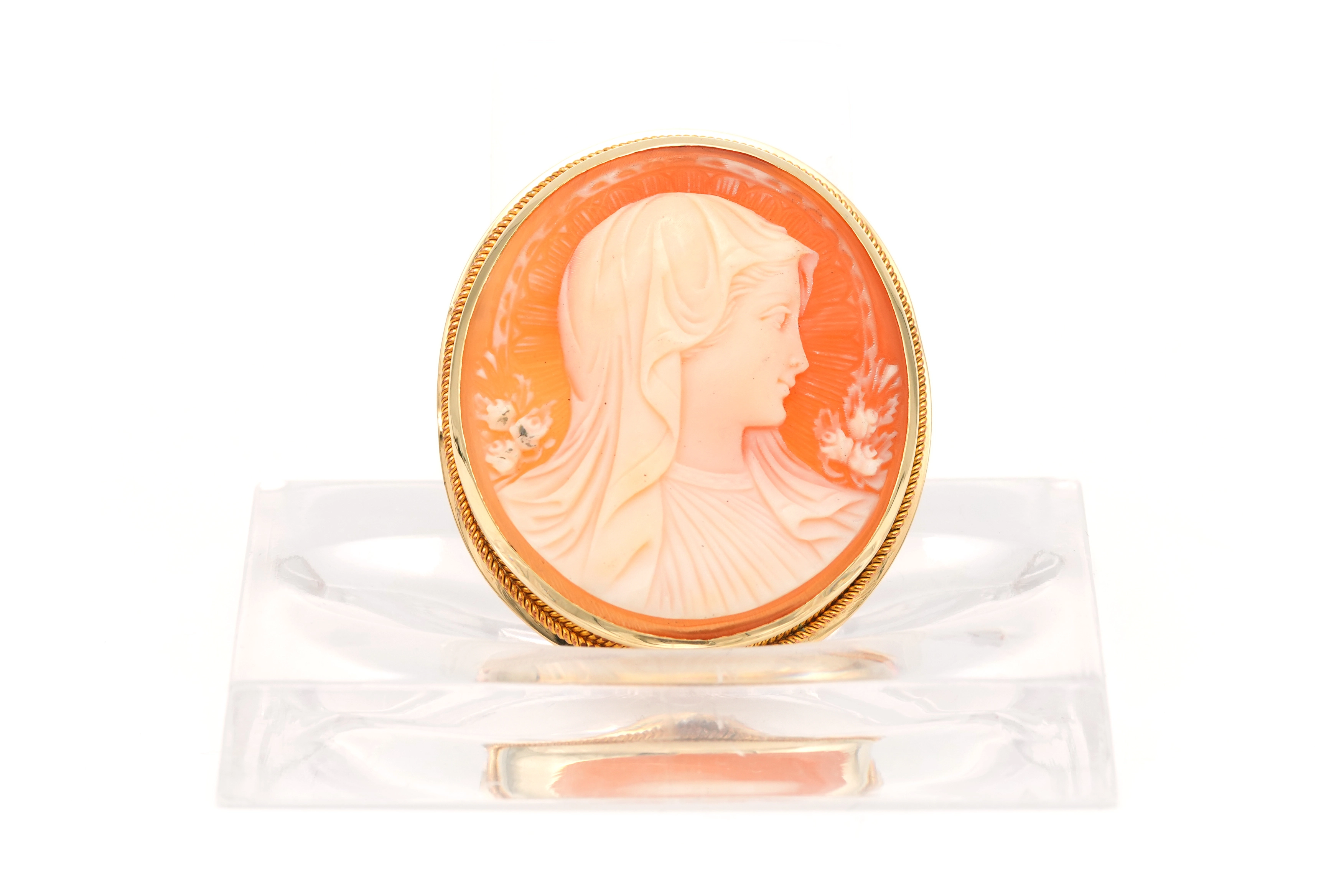 Broche Années 50 en or jaune 18 carats sertie d'un camée coquillage - 1