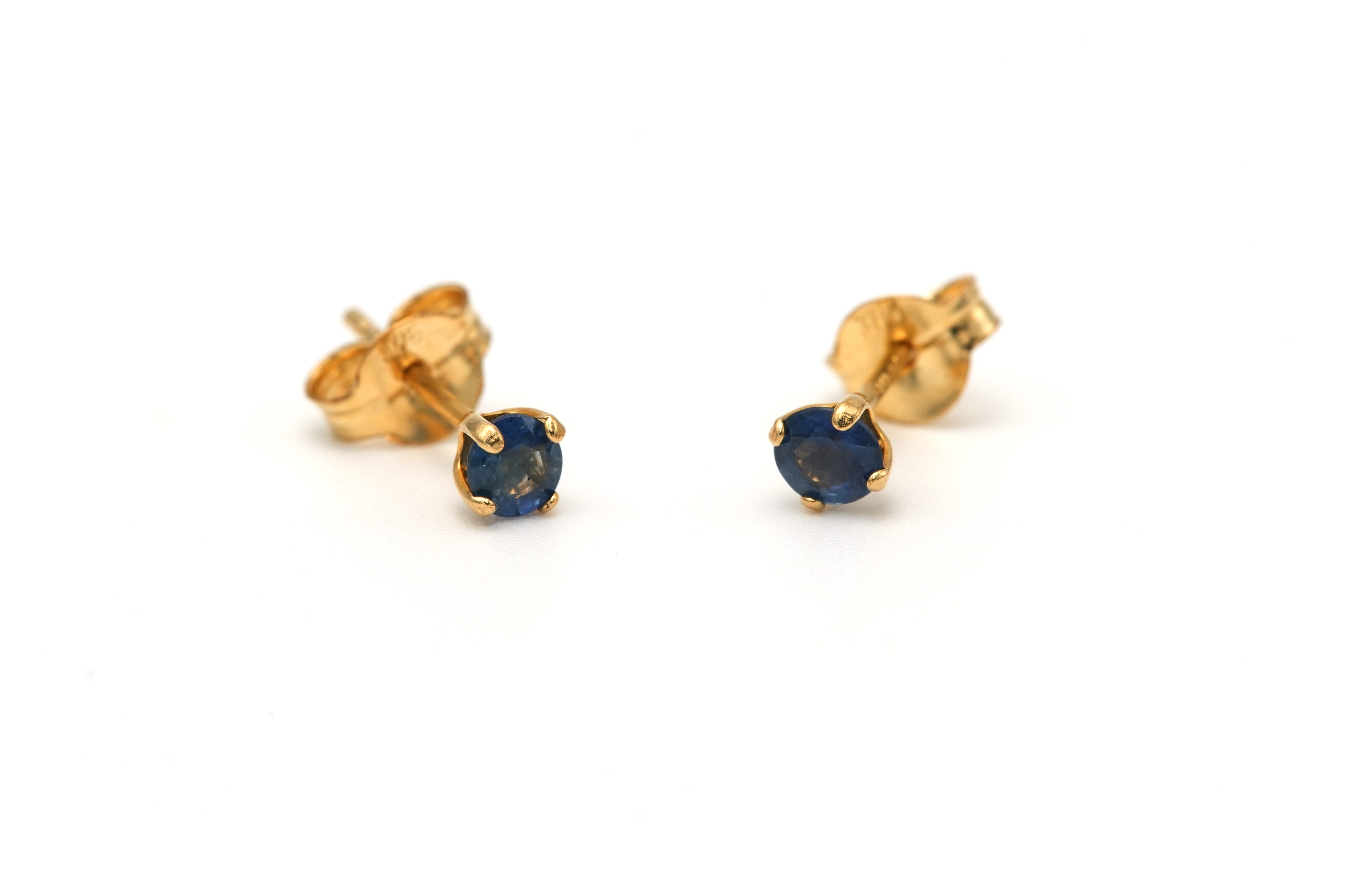 Boucles d'oreilles contemporaines en or jaune 18 carats serties de saphirs - 1