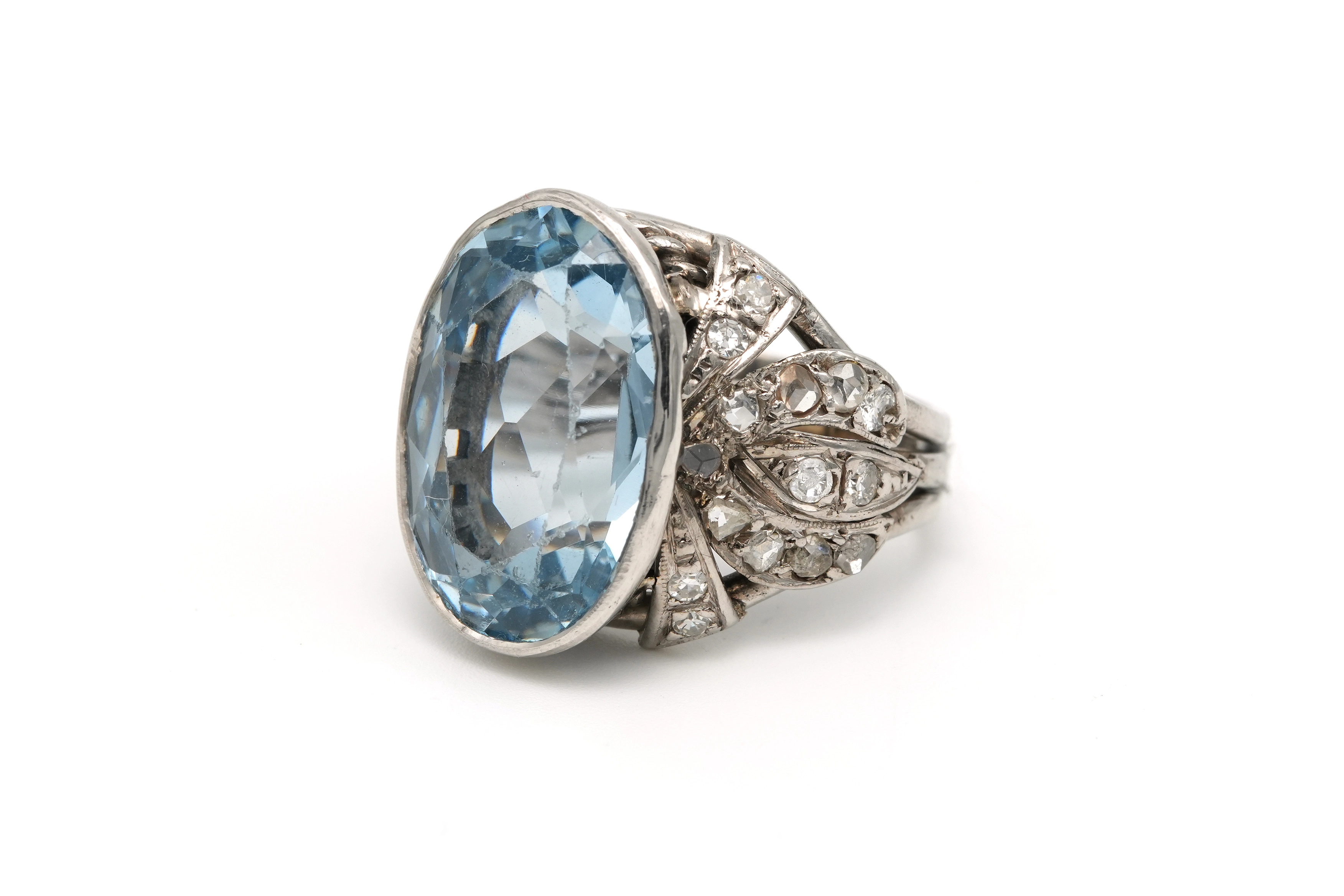 Bague Art Déco en or blanc 18 carats et platine sertie d'une spinelle de synthèse et de diamants "taille" rose - - 2
