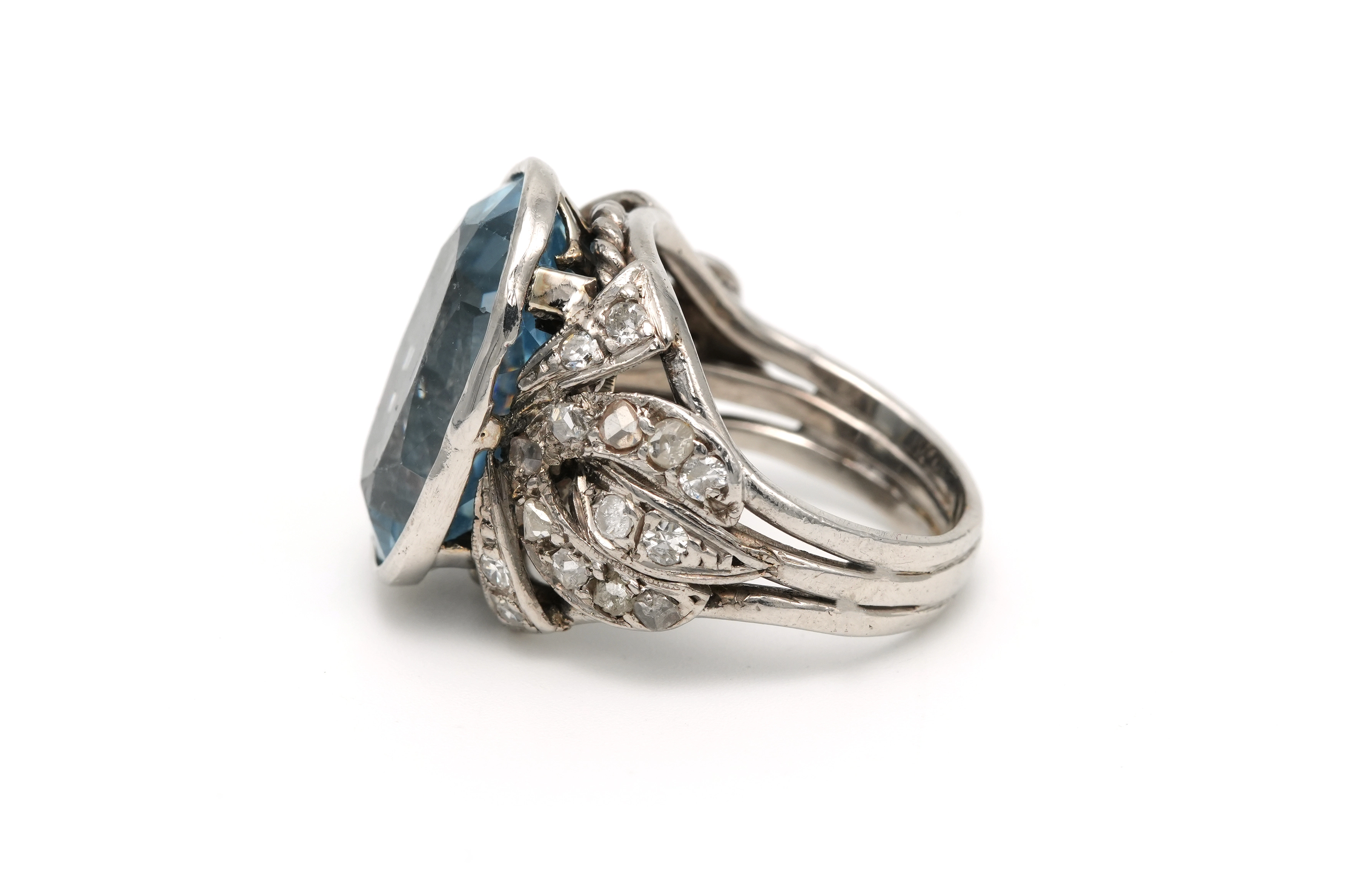 Bague Art Déco en or blanc 18 carats et platine sertie d'une spinelle de synthèse et de diamants "taille" rose - - 3