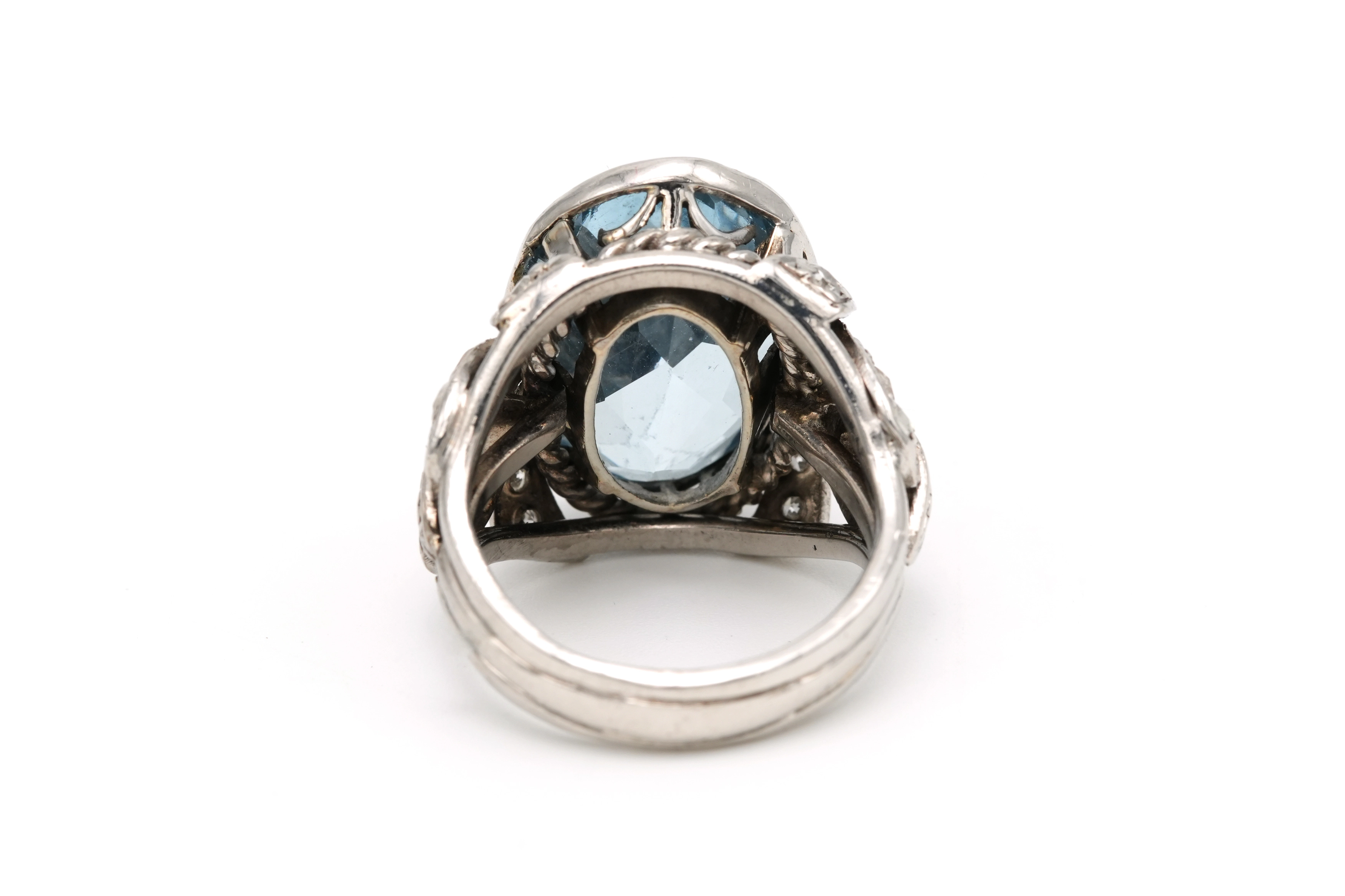Bague Art Déco en or blanc 18 carats et platine sertie d'une spinelle de synthèse et de diamants "taille" rose - - 4