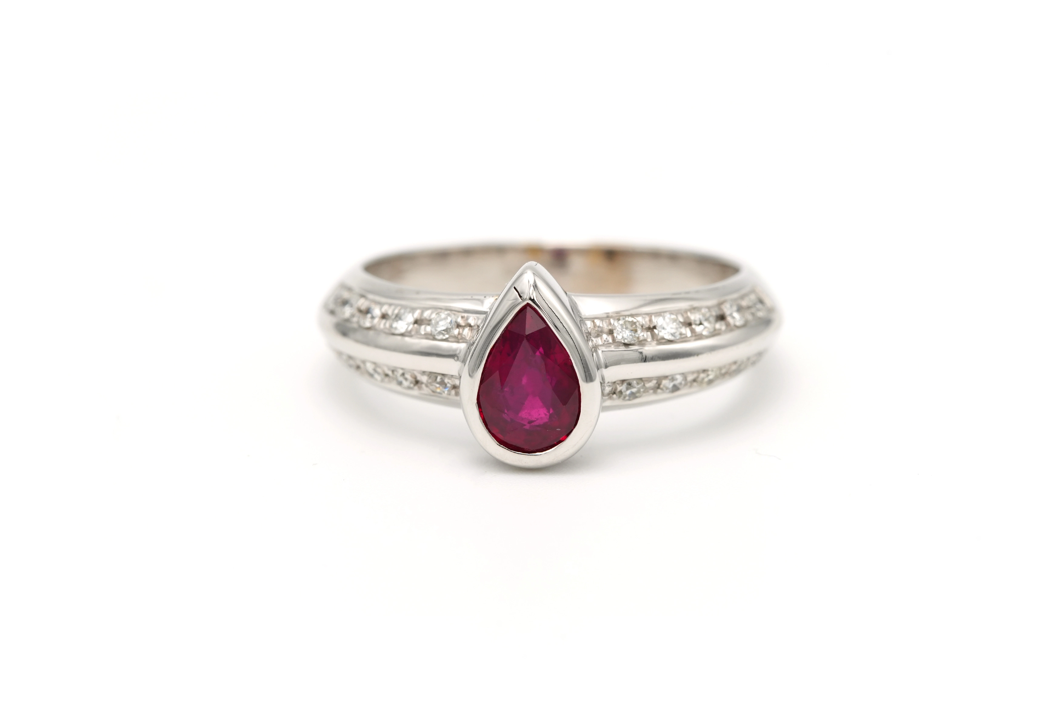 Bague contemporaine en or blanc 18 carats sertie d'un rubis et de diamants "taille" brillant (0,2ct) - 1