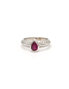 Bague contemporaine en or blanc 18 carats sertie d'un rubis et de diamants "taille" brillant (0,2ct) - 1
