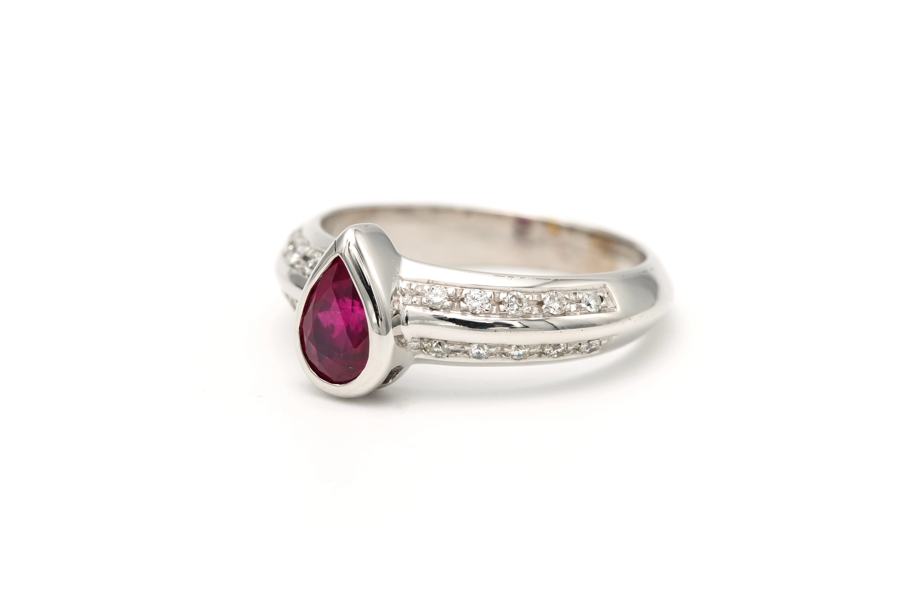 Bague contemporaine en or blanc 18 carats sertie d'un rubis et de diamants "taille" brillant (0,2ct) - 2