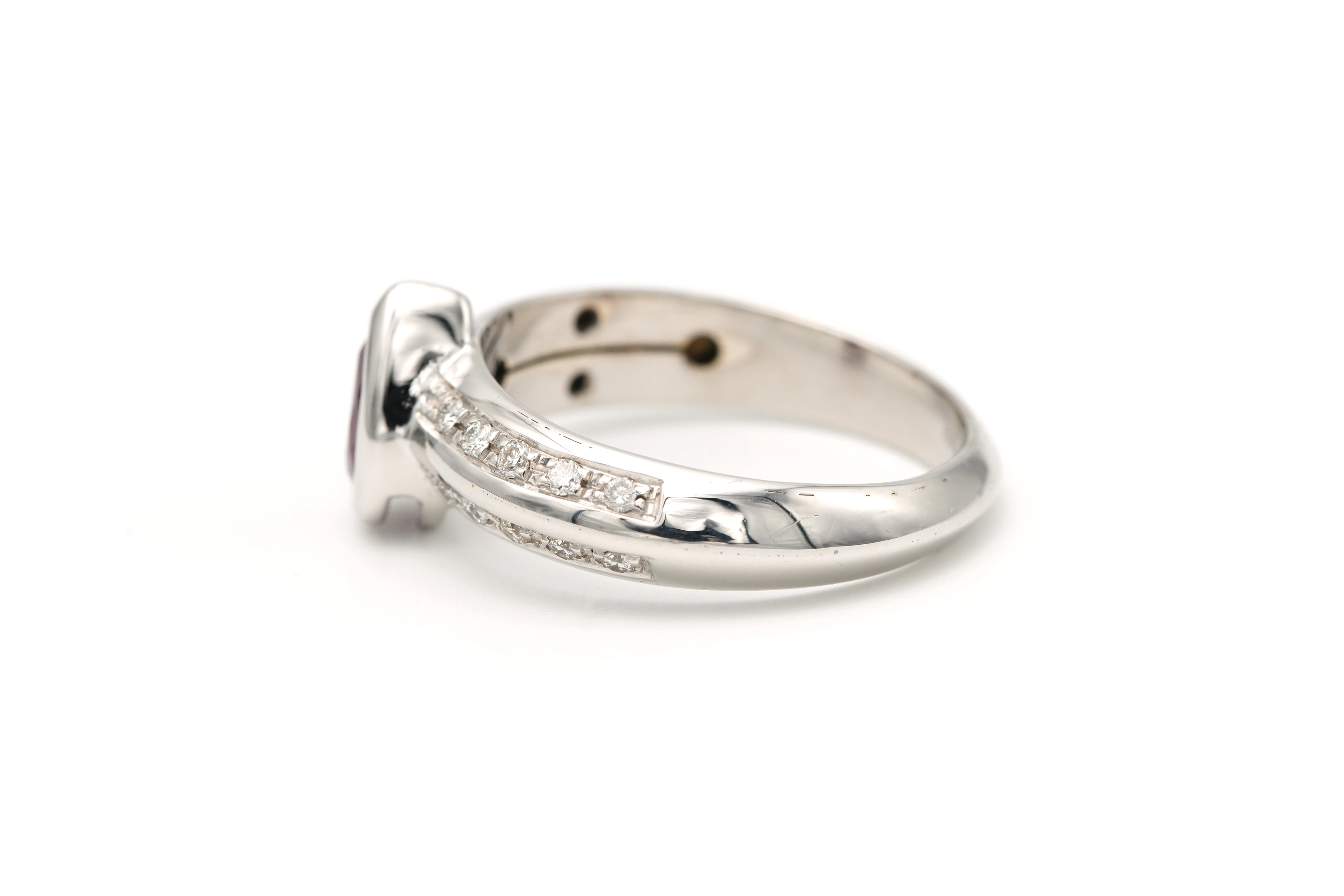 Bague contemporaine en or blanc 18 carats sertie d'un rubis et de diamants "taille" brillant (0,2ct) - 3