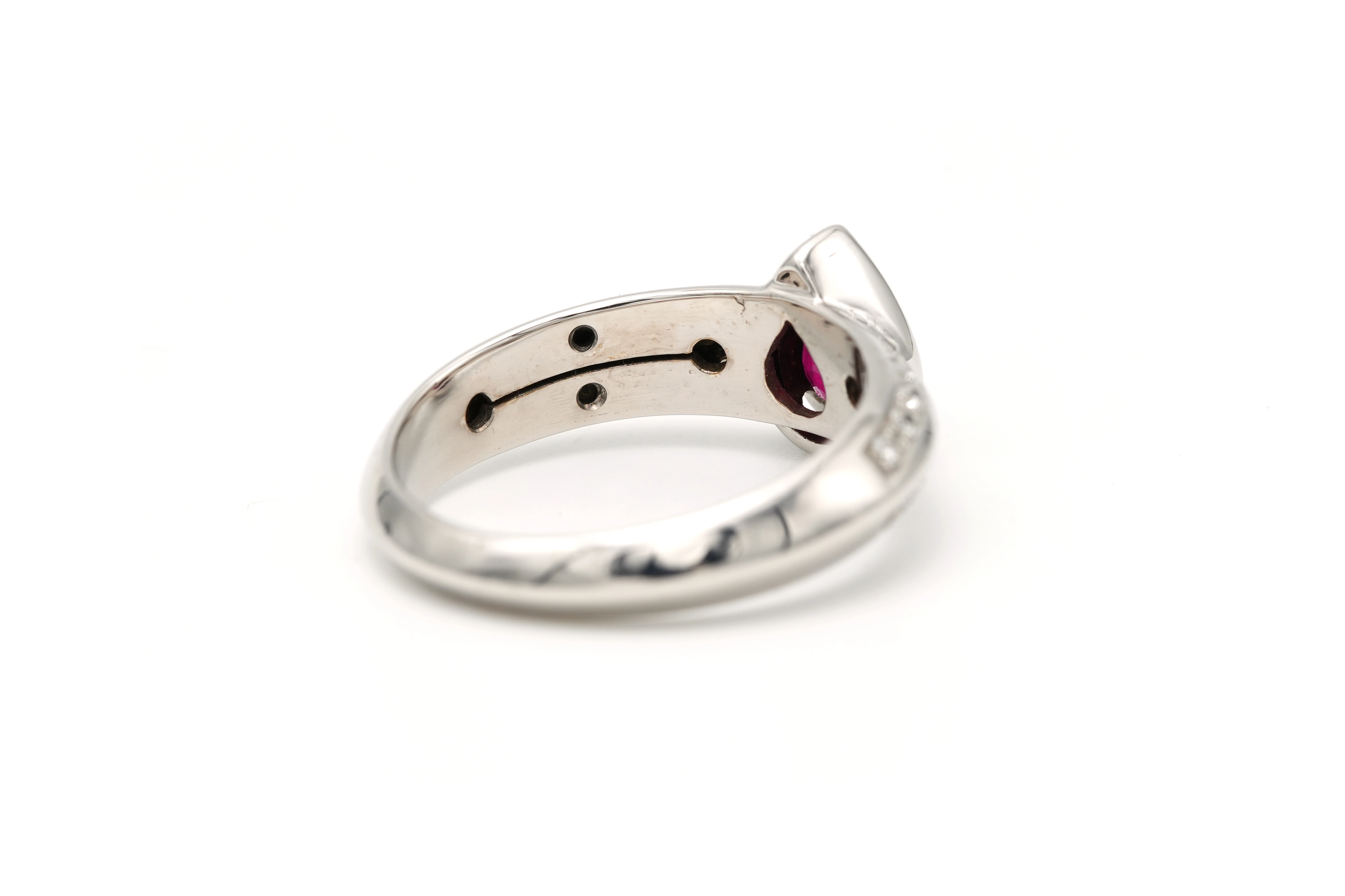 Bague contemporaine en or blanc 18 carats sertie d'un rubis et de diamants "taille" brillant (0,2ct) - 5
