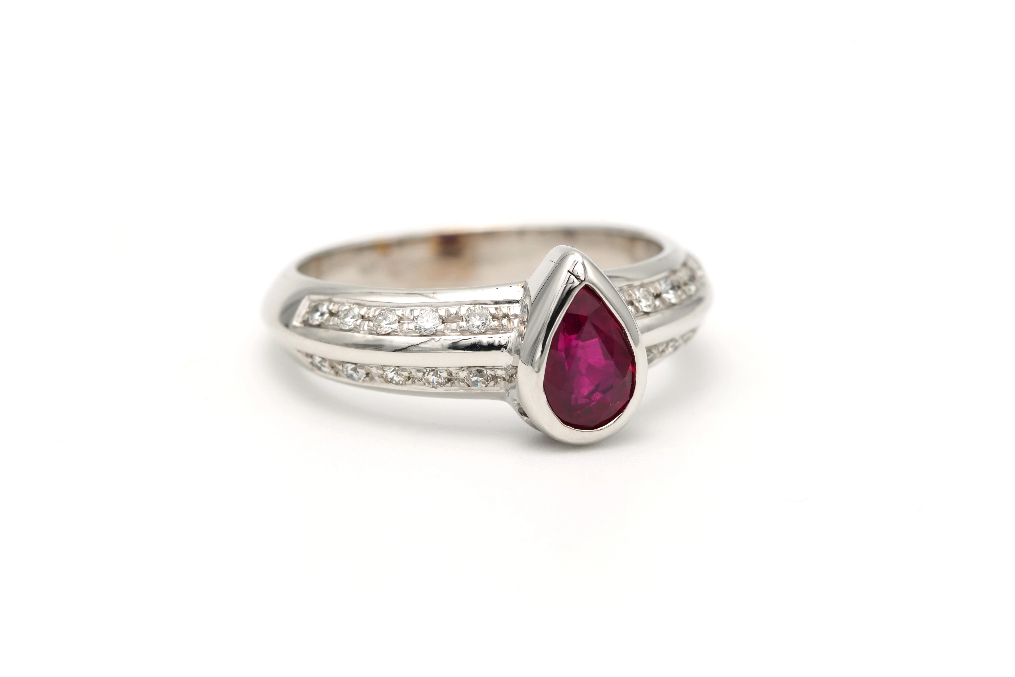 Bague contemporaine en or blanc 18 carats sertie d'un rubis et de diamants "taille" brillant (0,2ct) - 6
