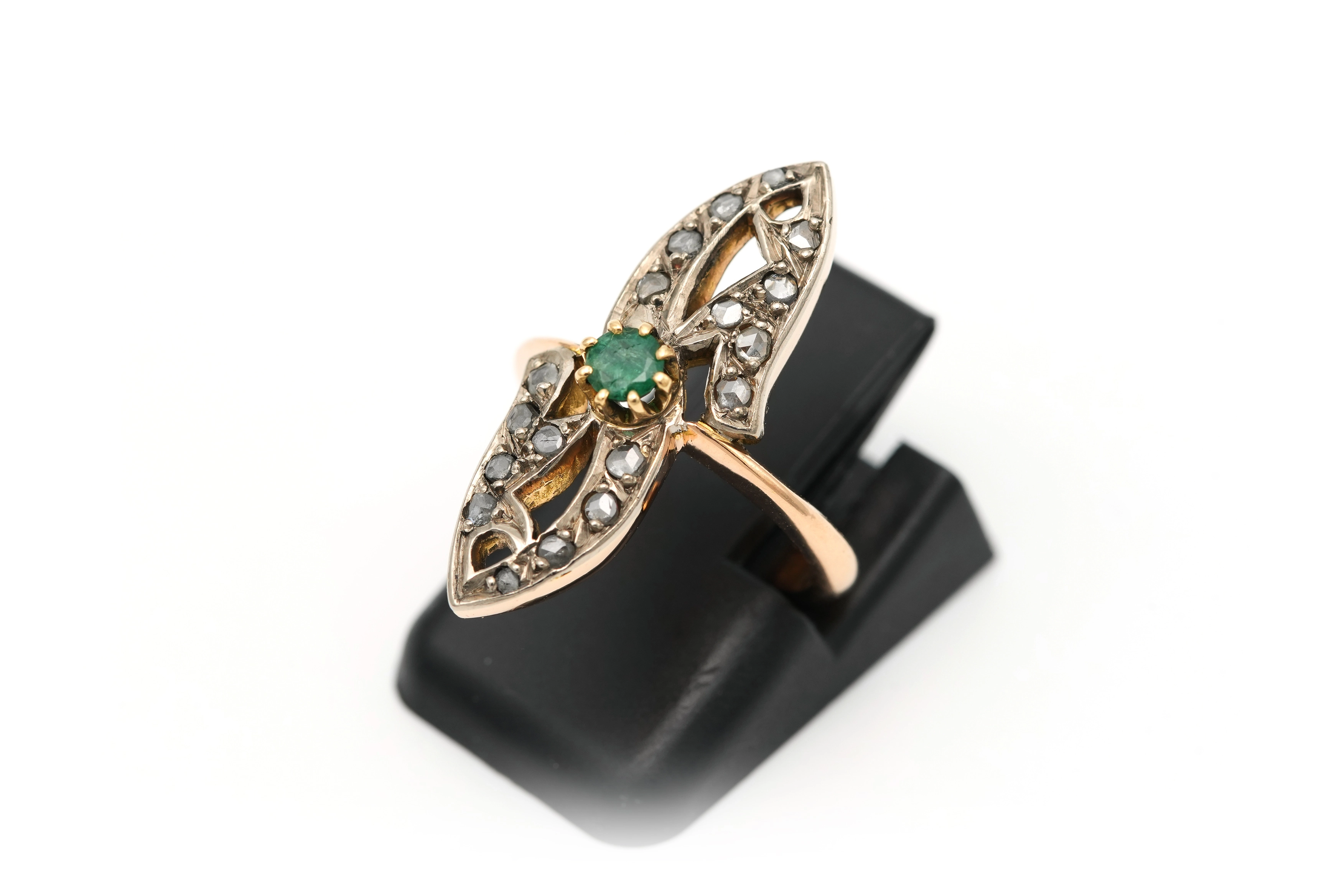 Bague Art Nouveau en or jaune 18 carats sertie d'une émeraude et de diamants "taille" rose - 2