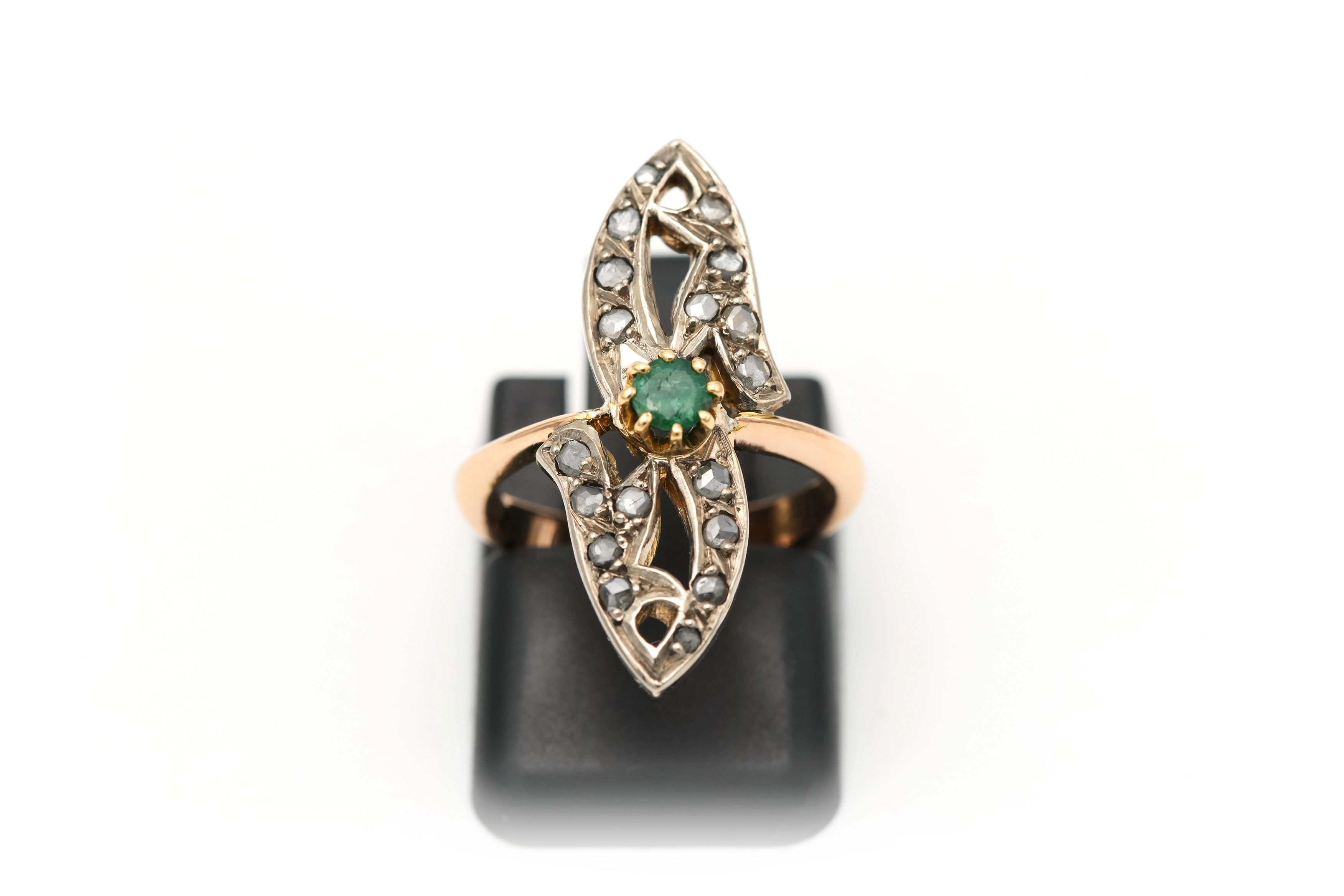 Bague Art Nouveau en or jaune 18 carats sertie d'une émeraude et de diamants "taille" rose - 1