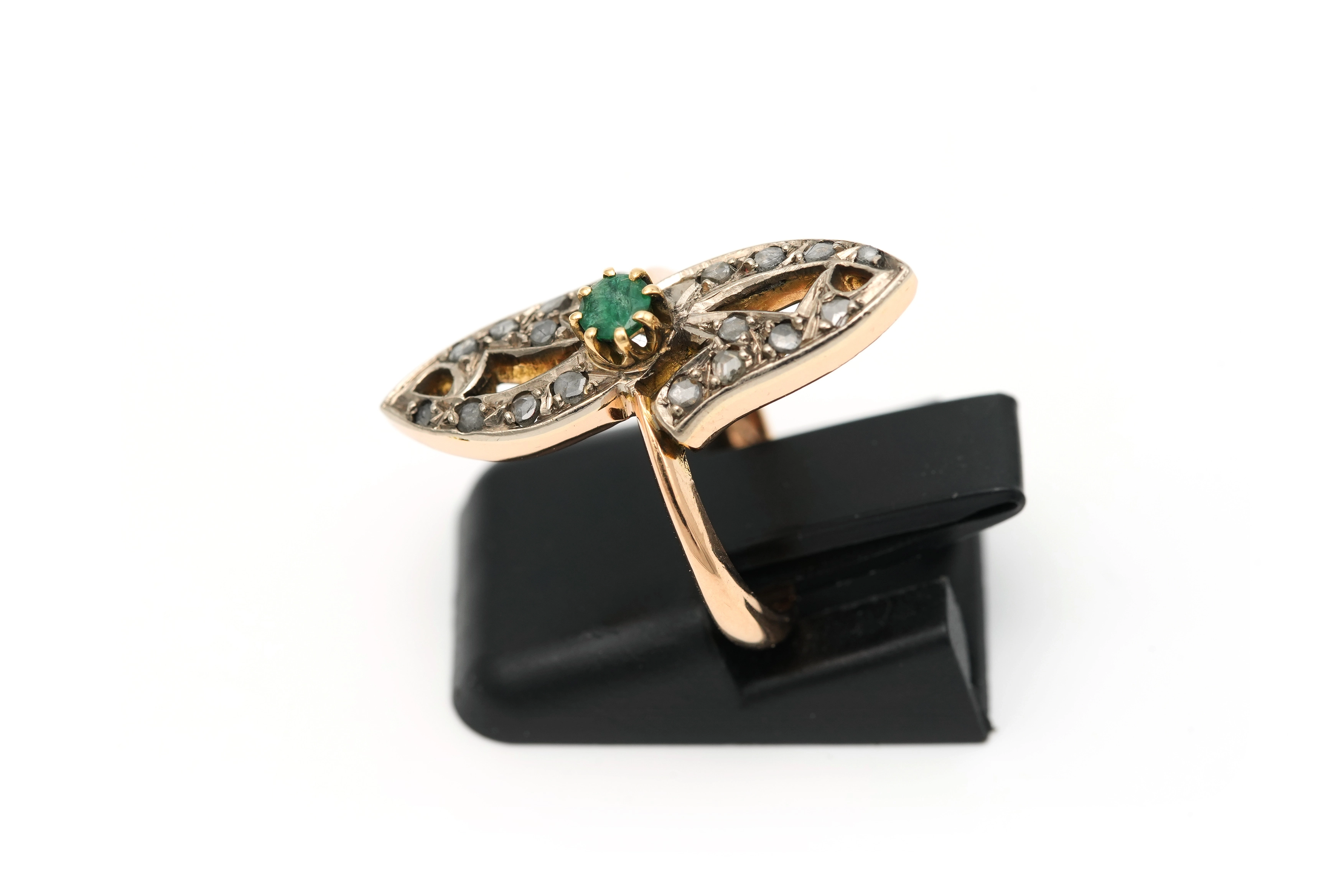 Bague Art Nouveau en or jaune 18 carats sertie d'une émeraude et de diamants "taille" rose - 3