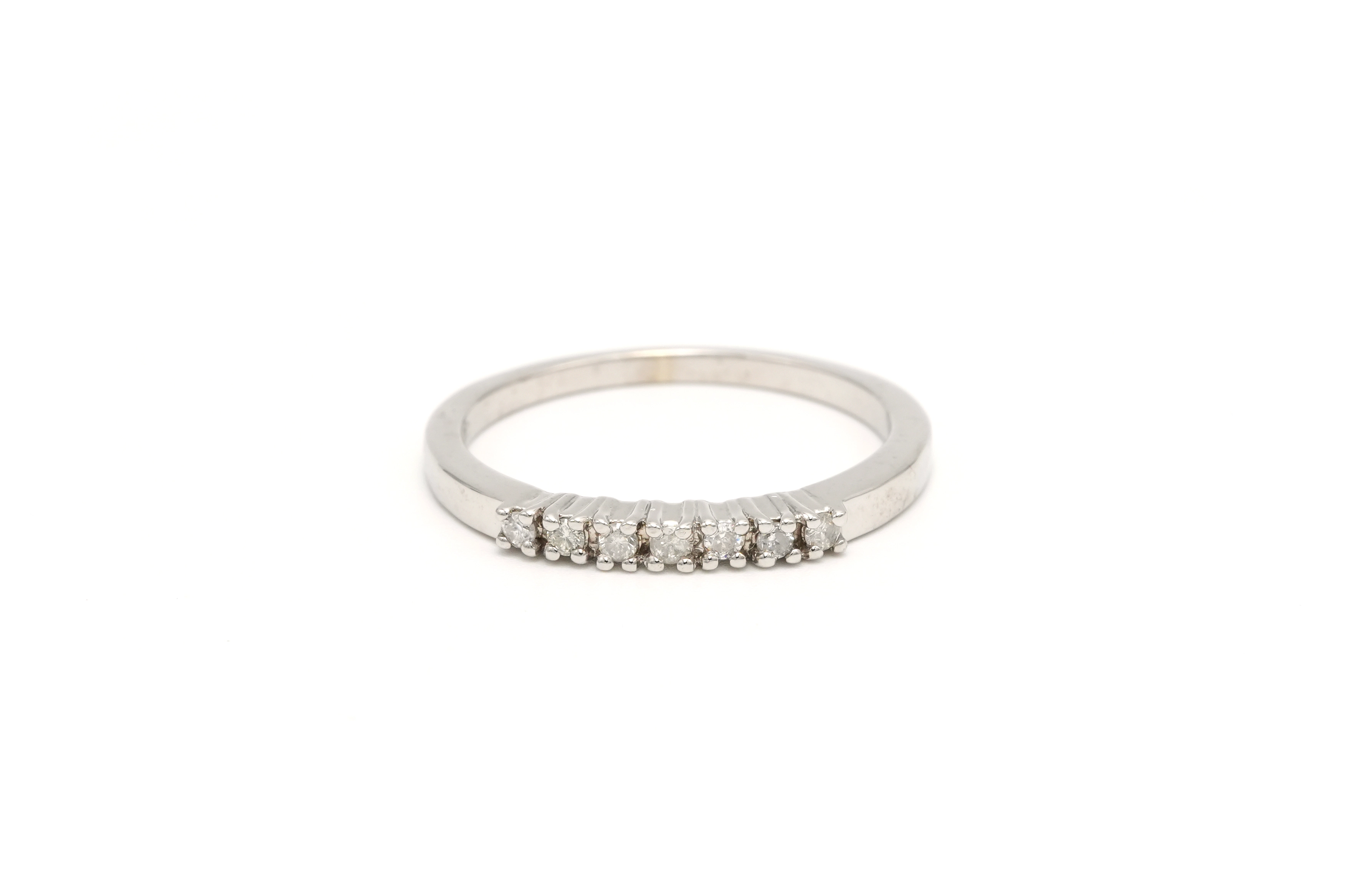 Alliance demi-américaine contemporaine en or blanc 9 carats sertie de diamants - 1