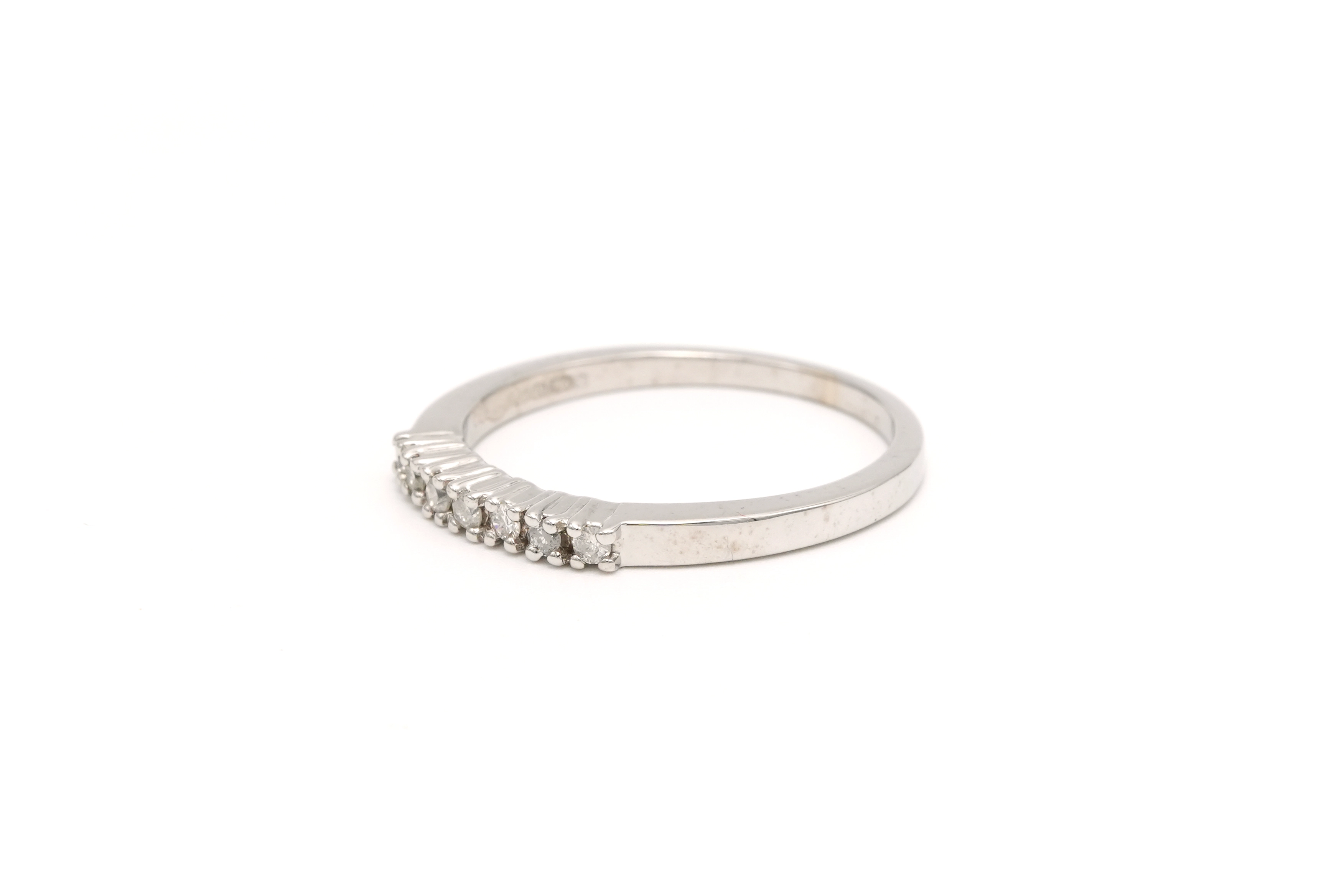 Alliance demi-américaine contemporaine en or blanc 9 carats sertie de diamants - 2