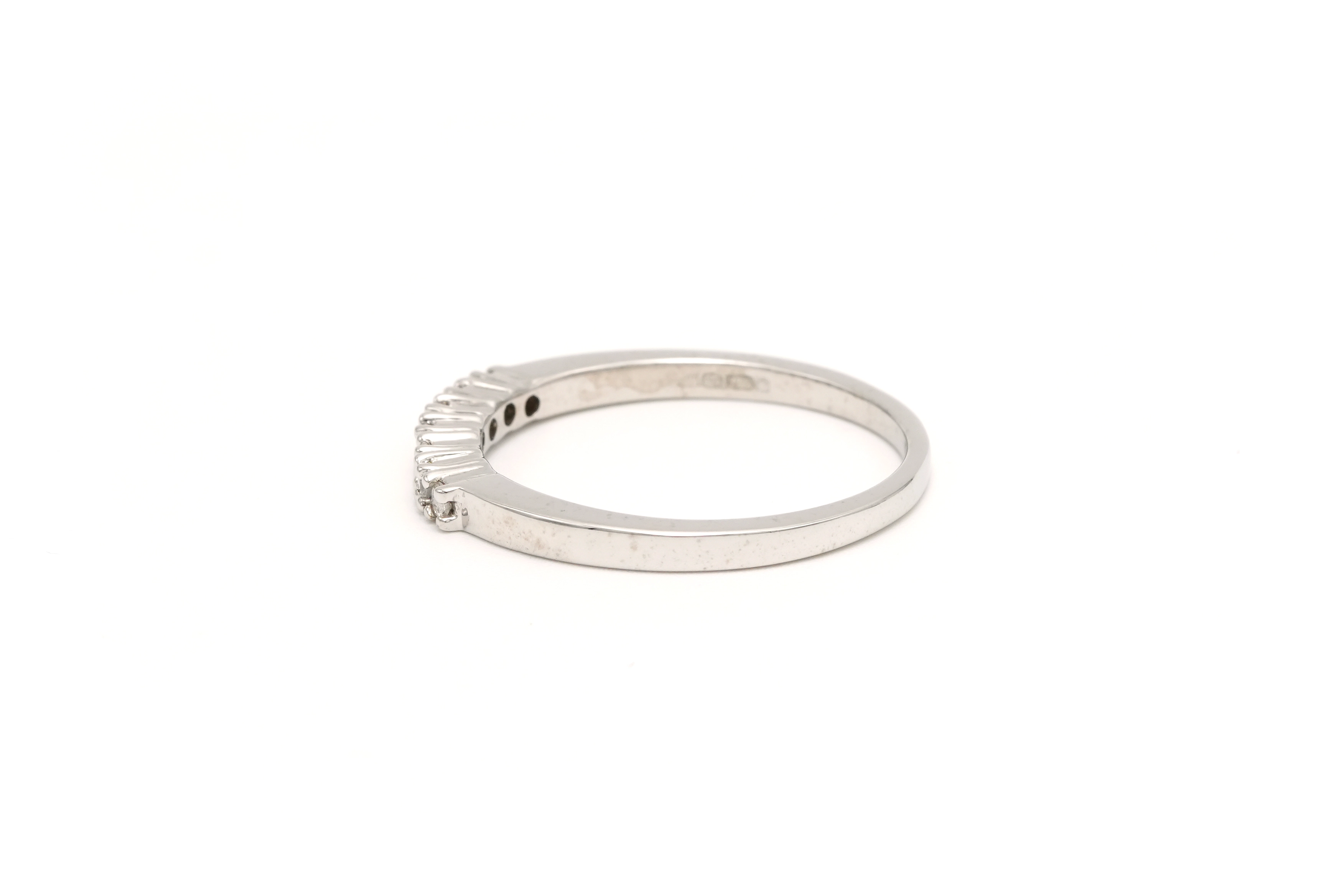 Alliance demi-américaine contemporaine en or blanc 9 carats sertie de diamants - 3