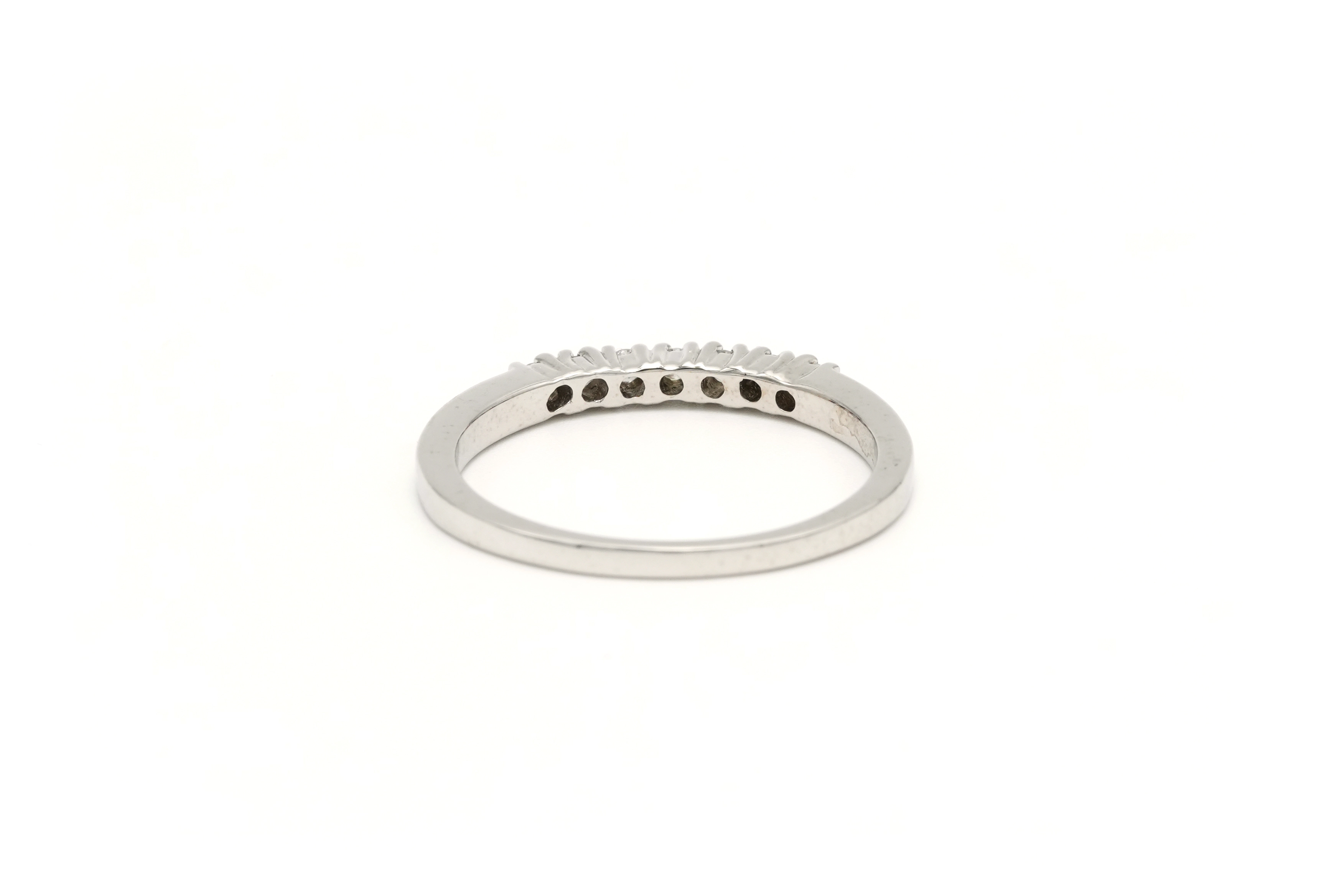 Alliance demi-américaine contemporaine en or blanc 9 carats sertie de diamants - 4
