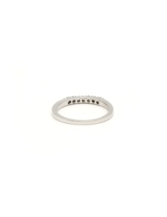 Alliance demi-américaine contemporaine en or blanc 9 carats sertie de diamants - 4