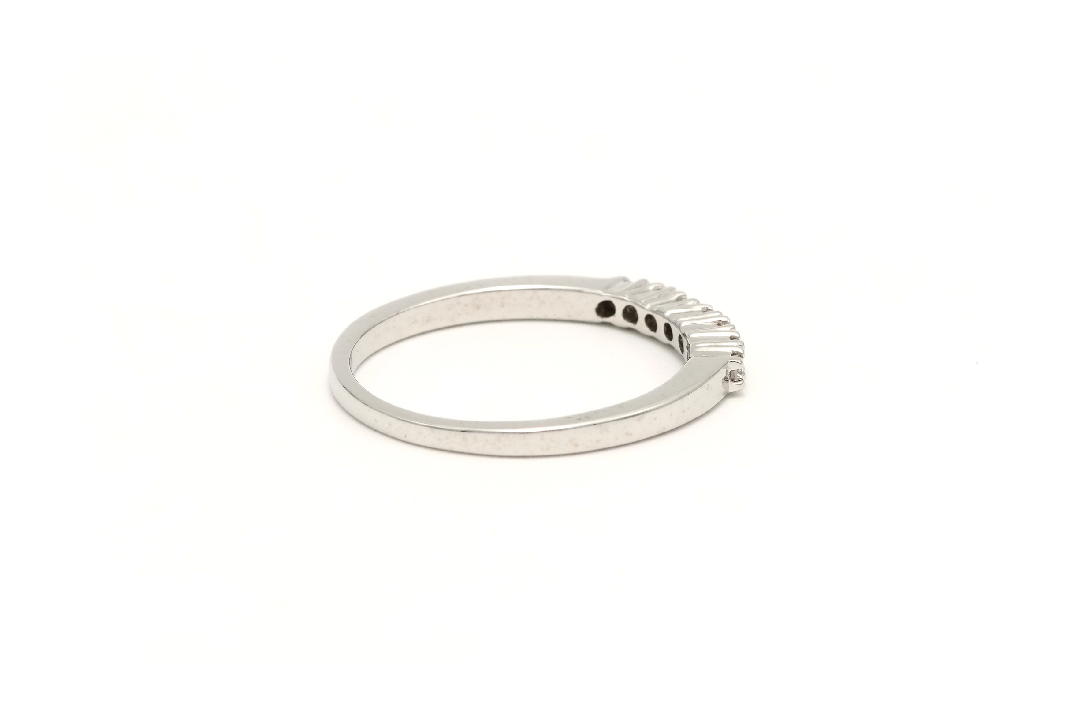Alliance demi-américaine contemporaine en or blanc 9 carats sertie de diamants - 5