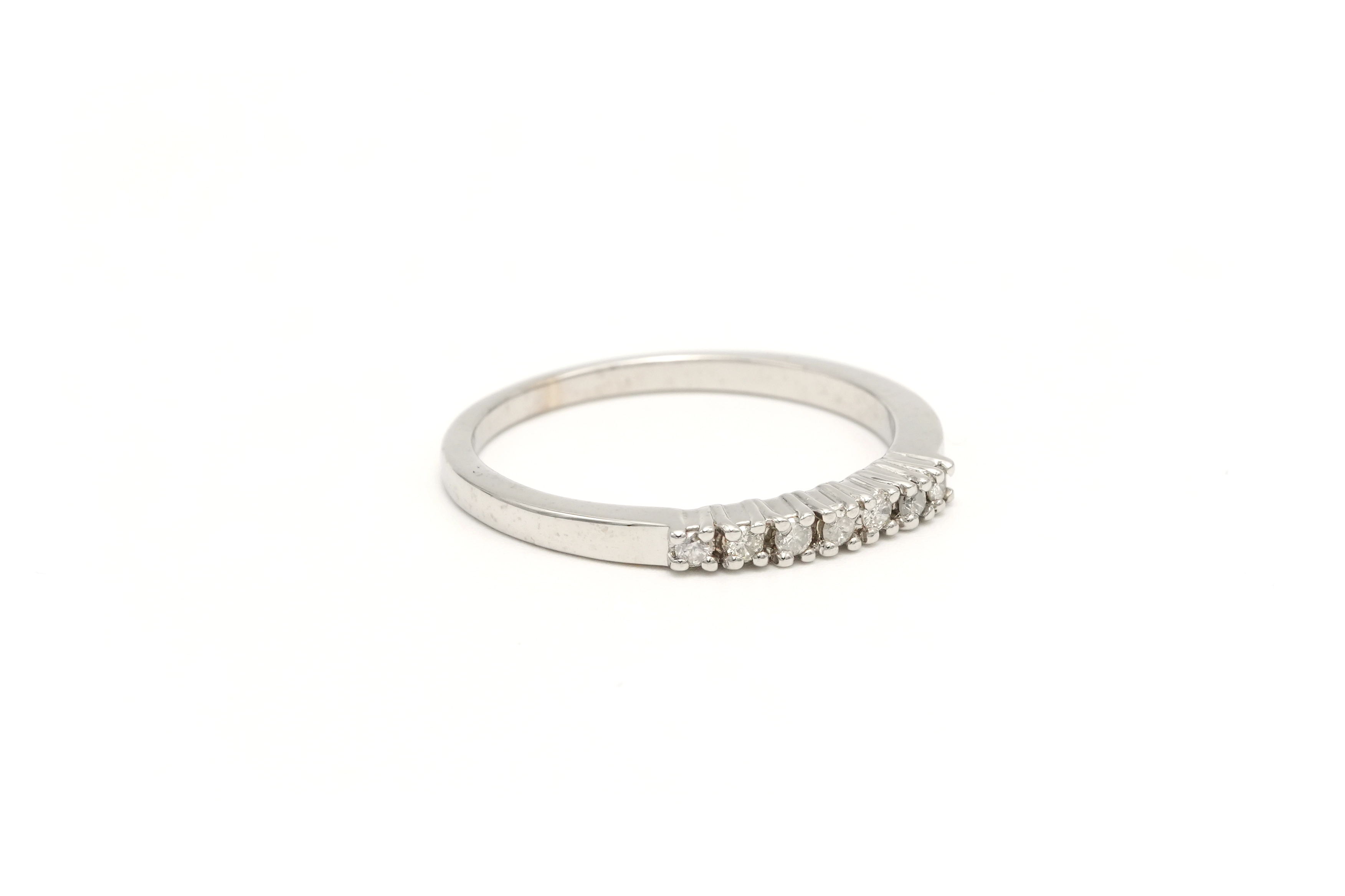 Alliance demi-américaine contemporaine en or blanc 9 carats sertie de diamants - 6