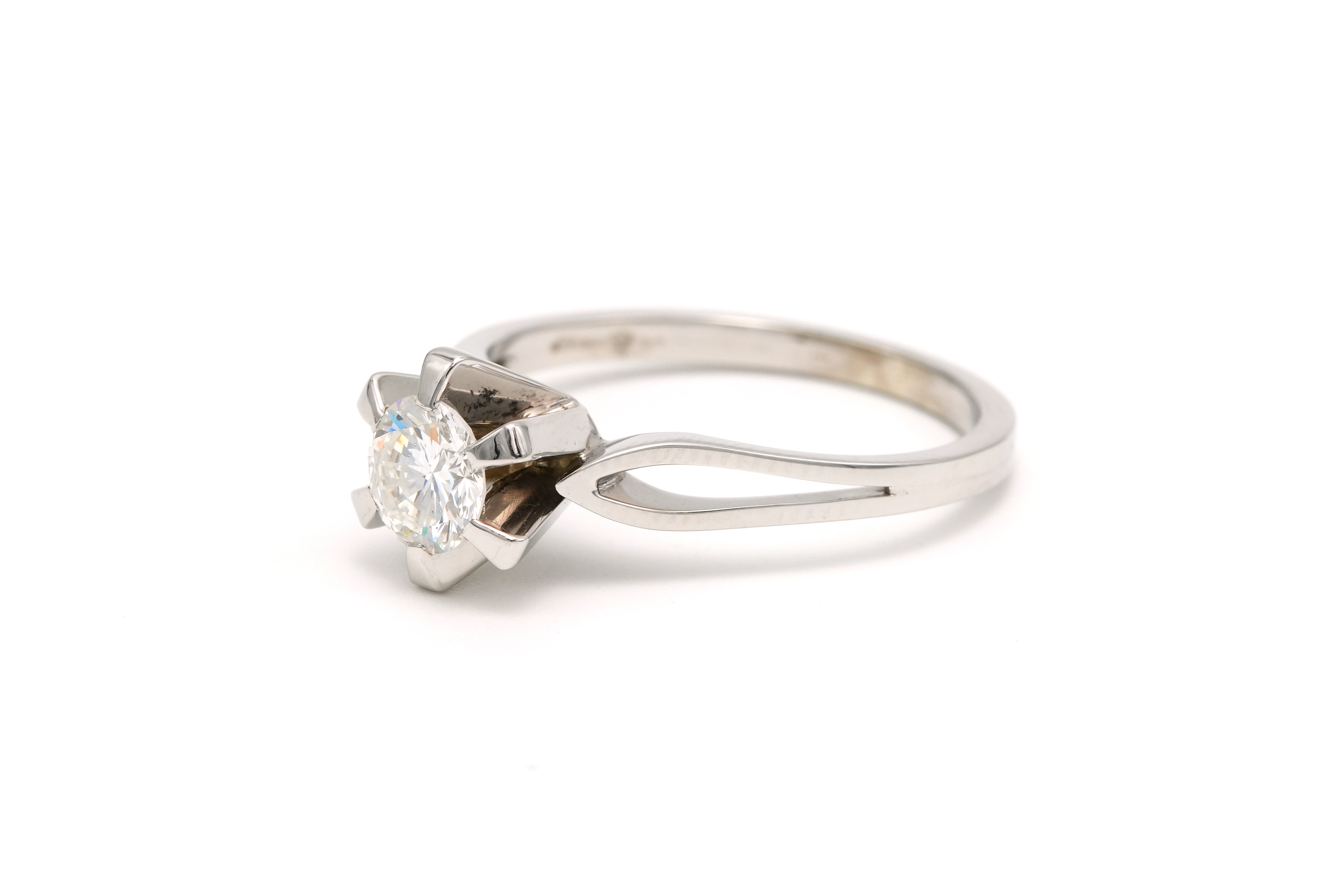 Bague Années 80 en or blanc 18 carats sertie d'un diamant (0.65 ct) - 2