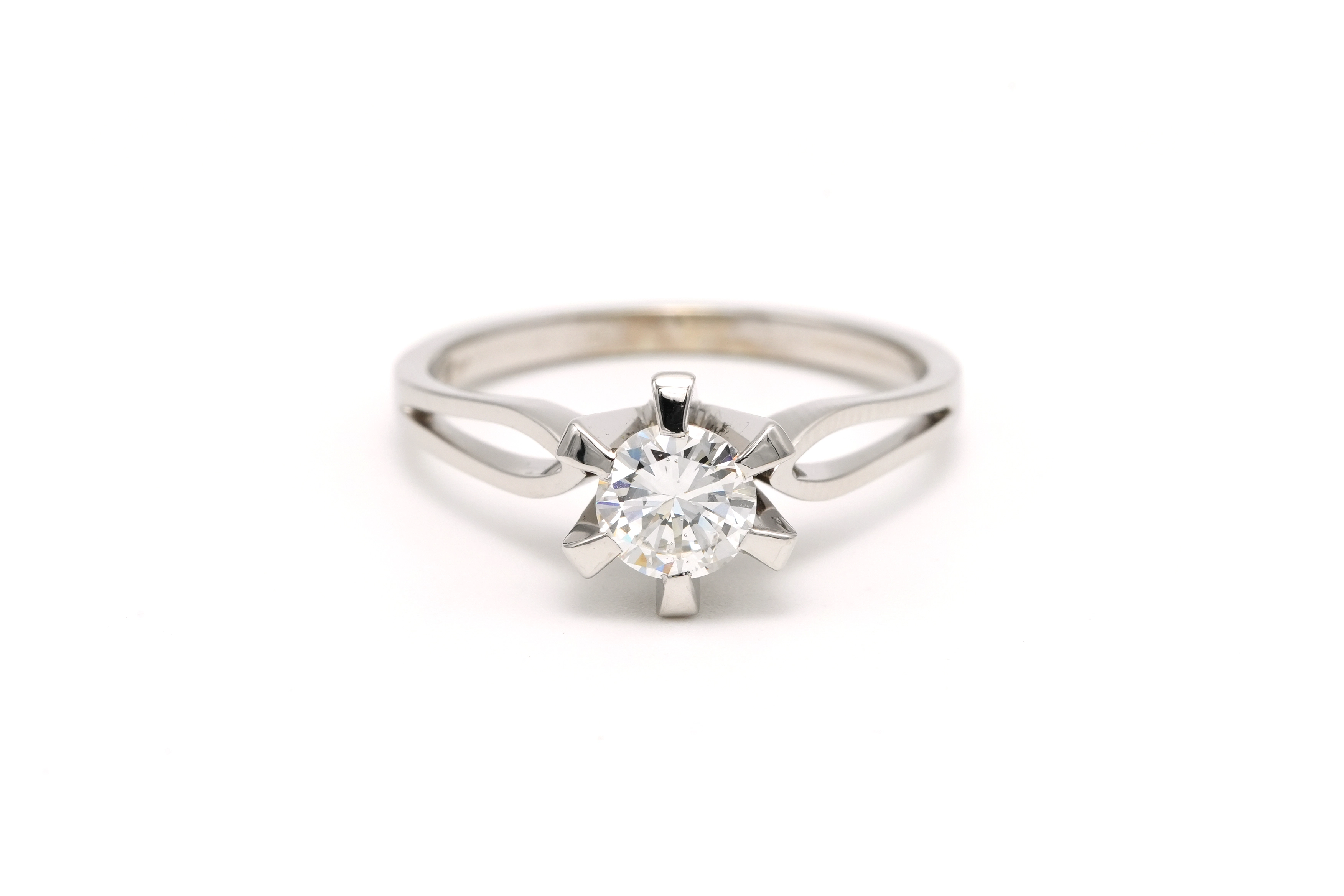 Bague Années 80 en or blanc 18 carats sertie d'un diamant (0.65 ct) - 1