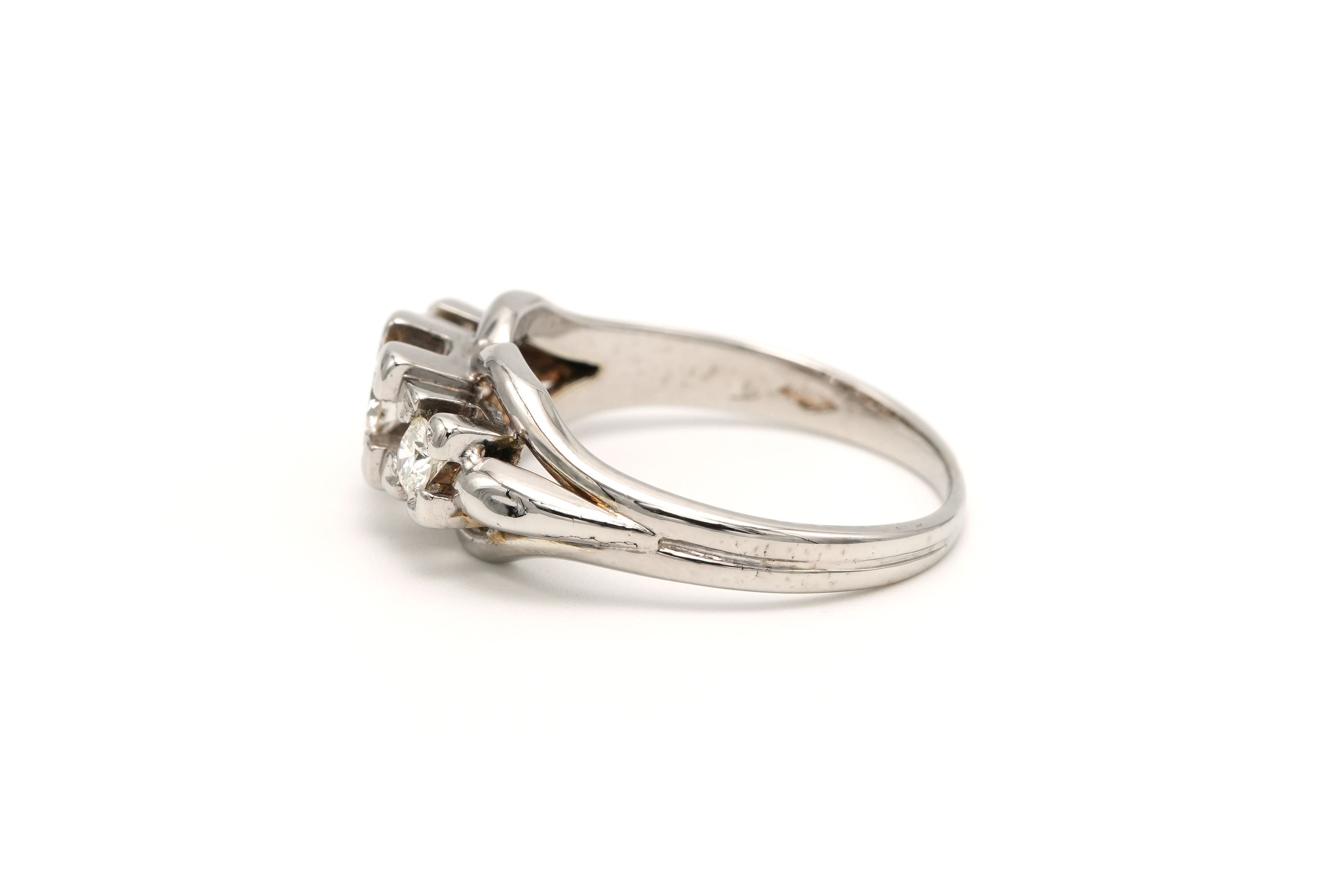 Bague Art Déco en or blanc 18 carats sertie de diamants "old cut" - 3