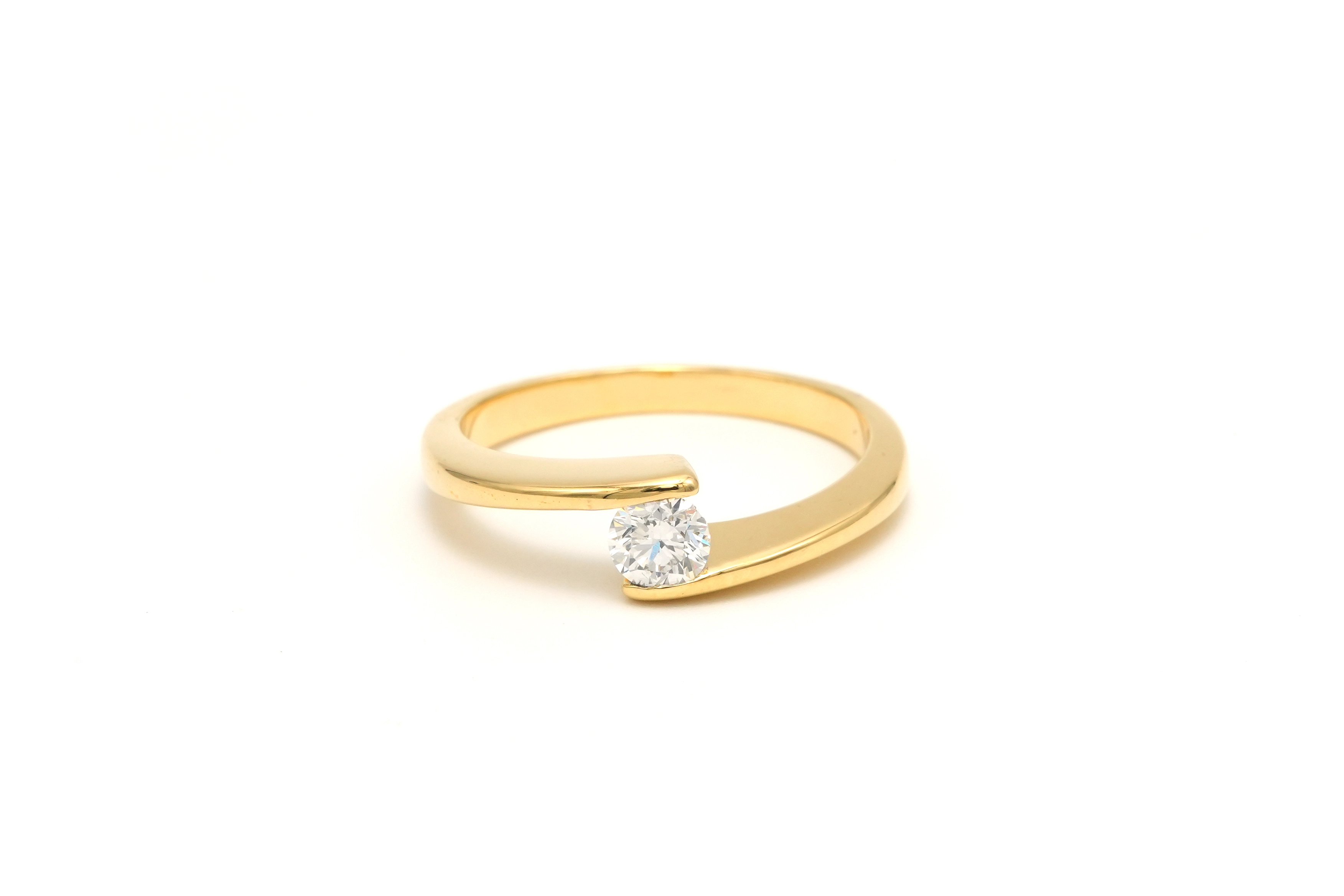 Bague contemporaine en or jaune 18 carats sertie d'un diamant "taille" brillant (+-0.25ct) - 1