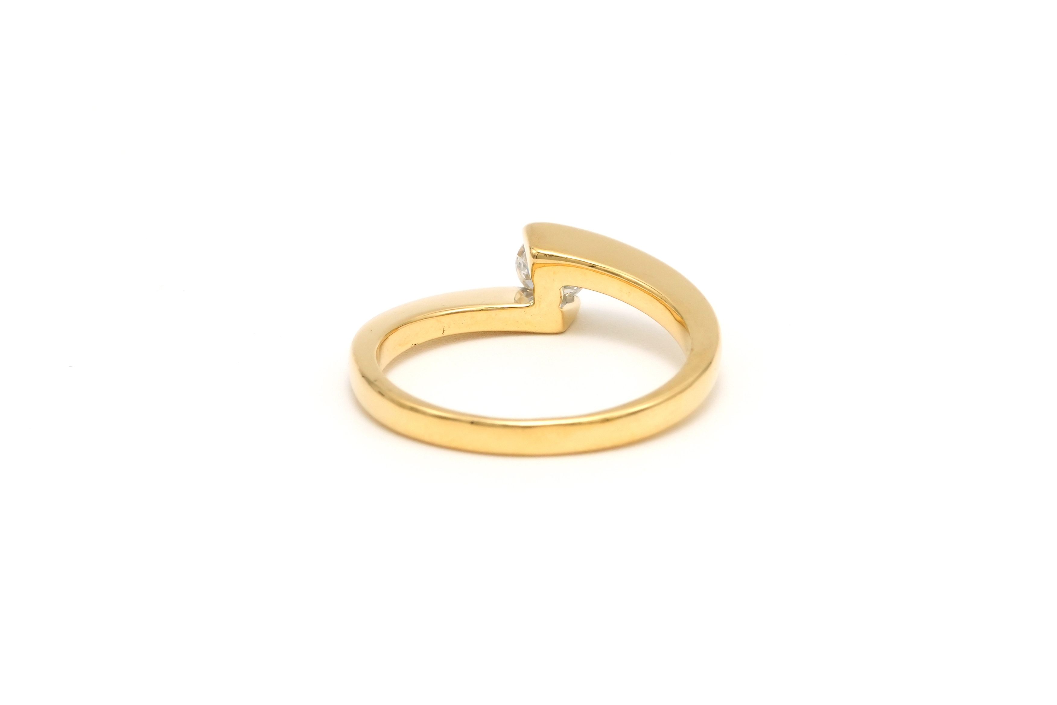 Bague contemporaine en or jaune 18 carats sertie d'un diamant "taille" brillant (+-0.25ct) - 4