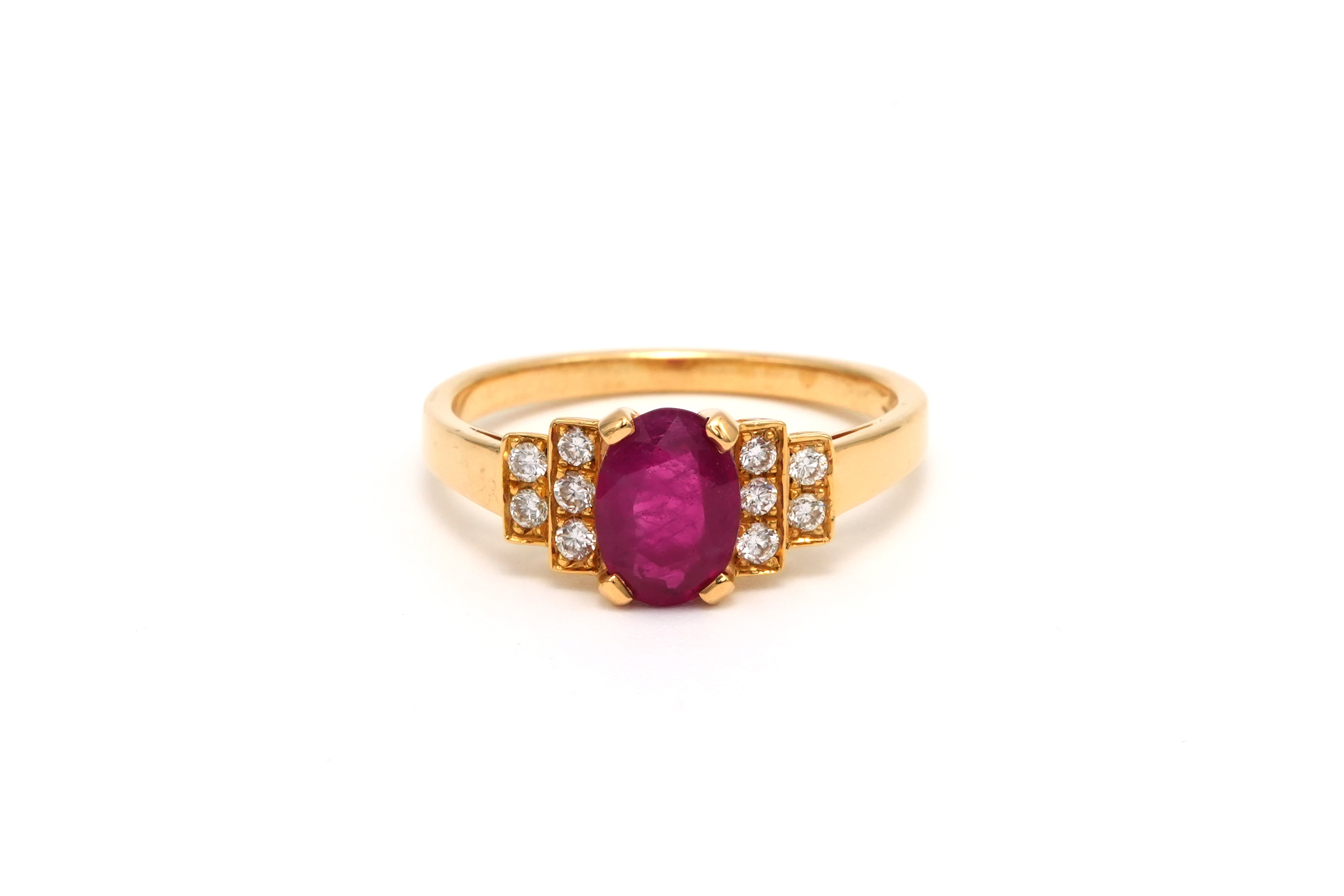 Bague contemporaine en or jaune 18 carats sertie d'un rubis et de diamants "taille" brillant (+-0.07ct) - 1