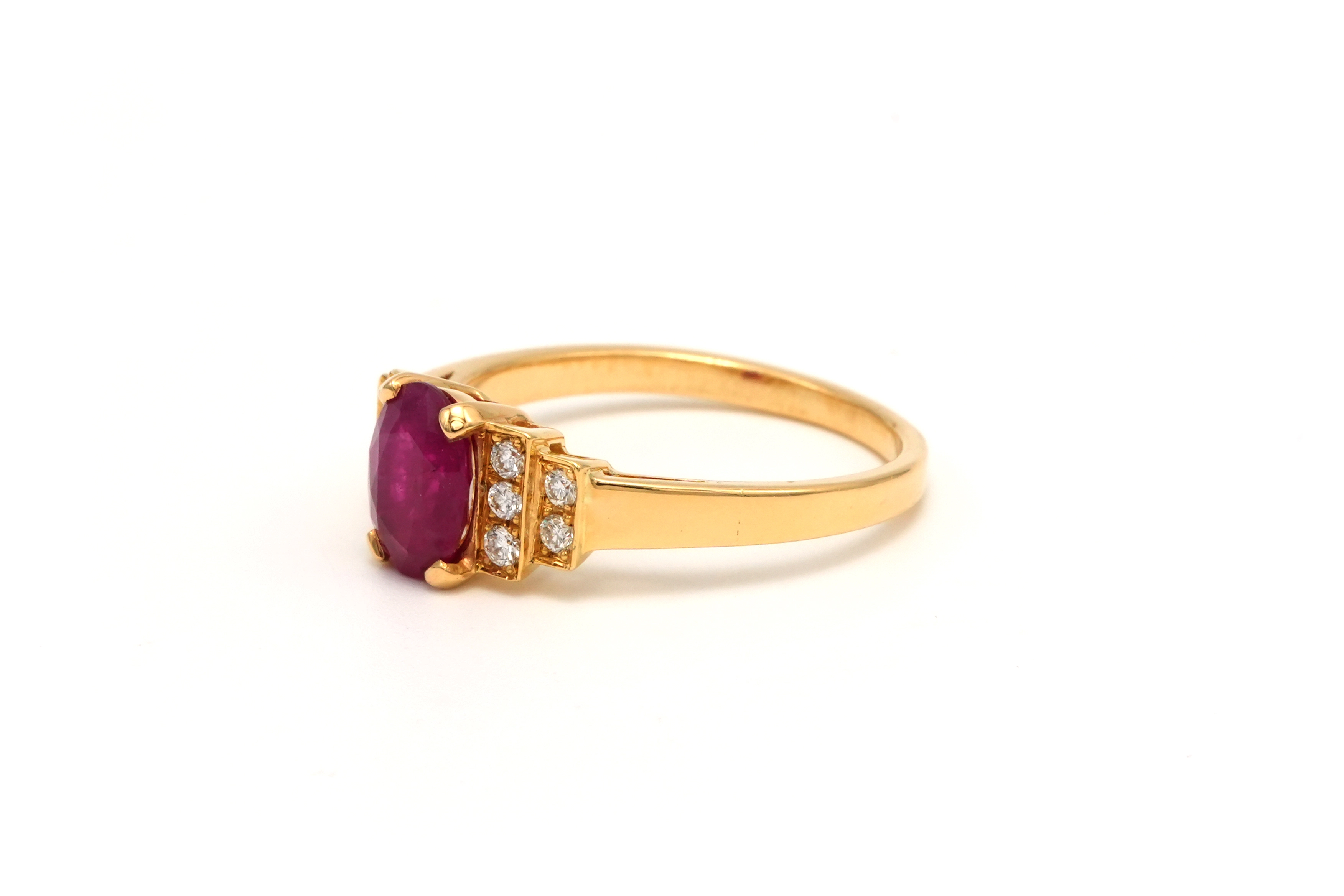 Bague contemporaine en or jaune 18 carats sertie d'un rubis et de diamants "taille" brillant (+-0.07ct) - 2