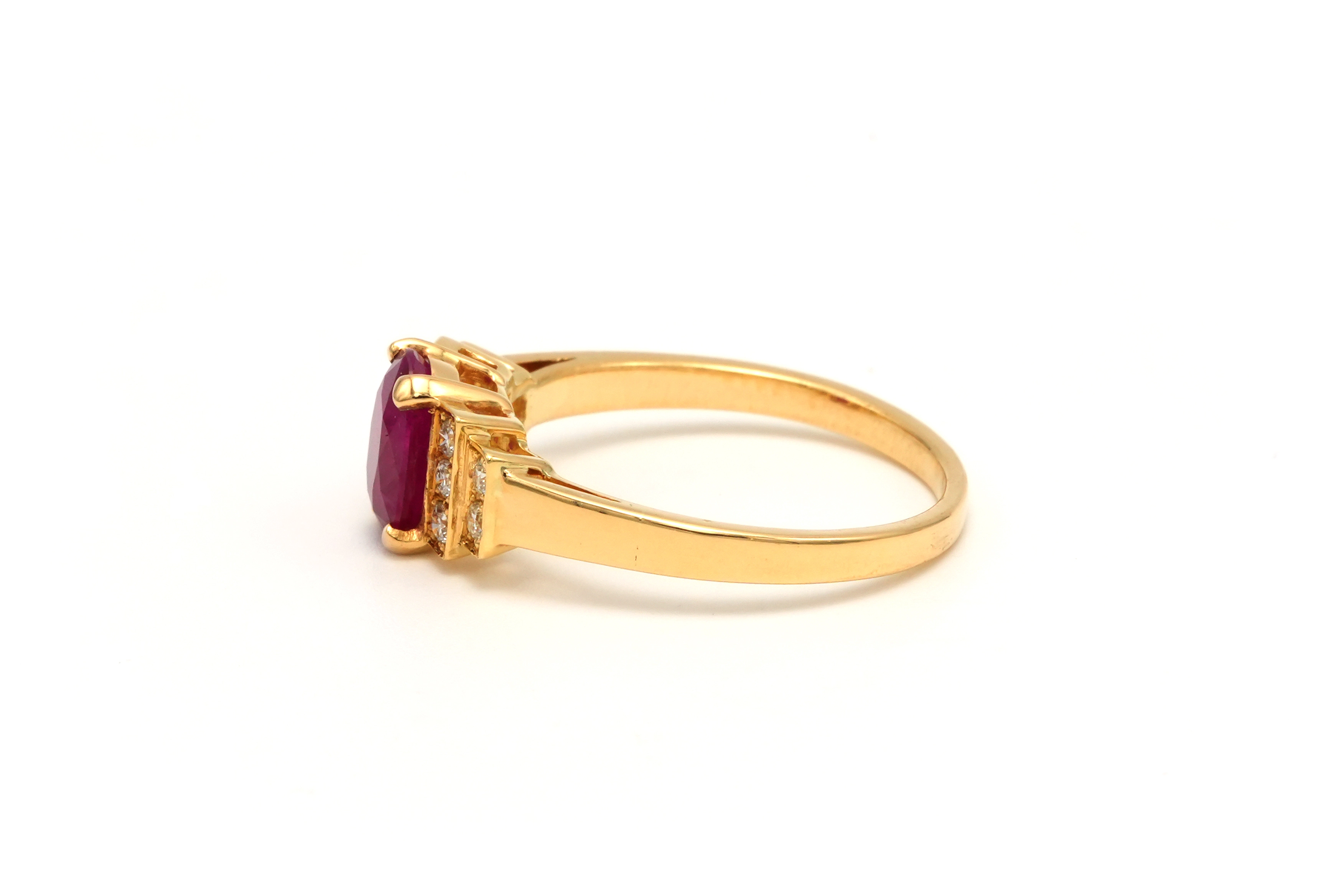 Bague contemporaine en or jaune 18 carats sertie d'un rubis et de diamants "taille" brillant (+-0.07ct) - 3