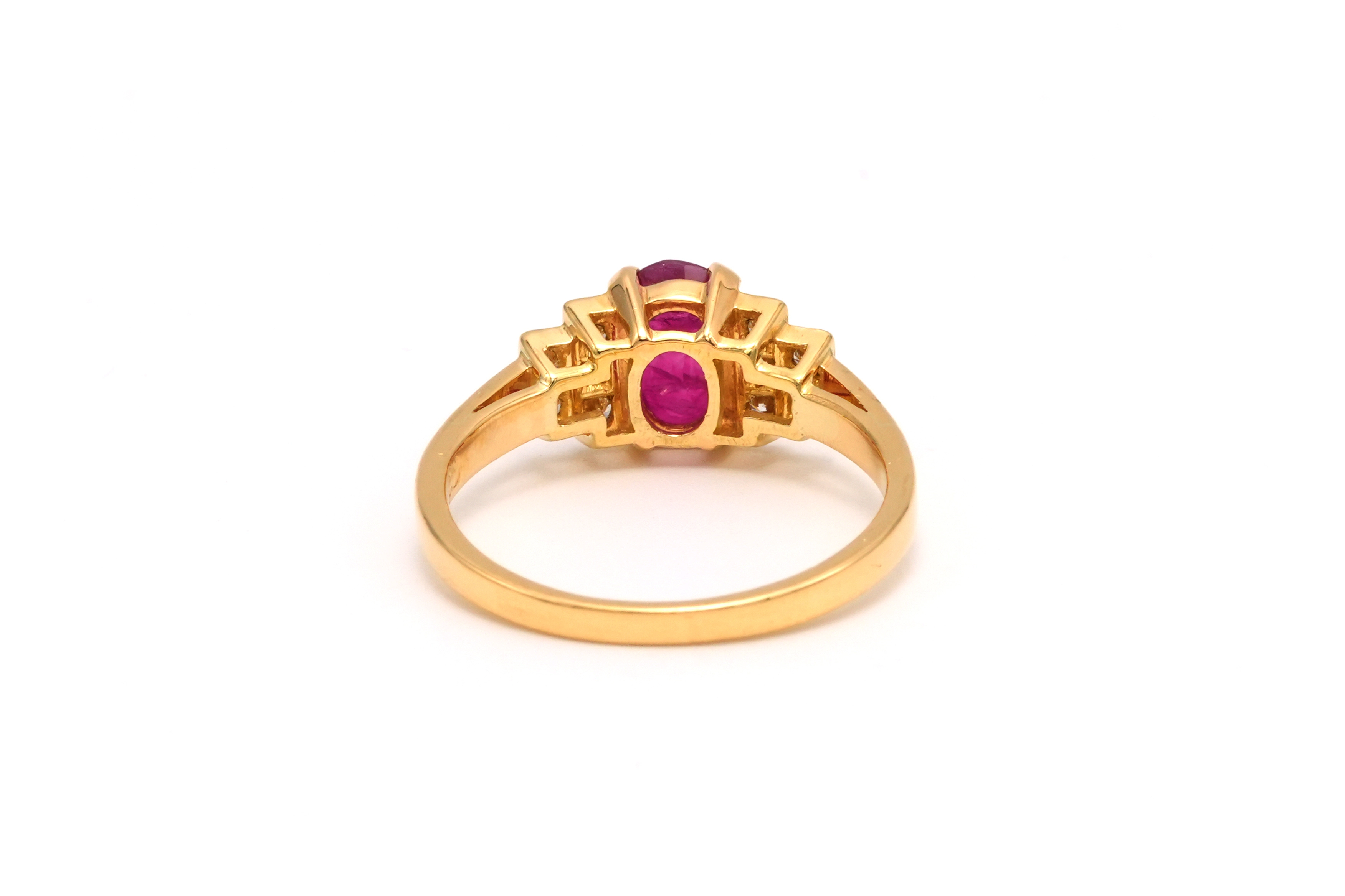 Bague contemporaine en or jaune 18 carats sertie d'un rubis et de diamants "taille" brillant (+-0.07ct) - 4
