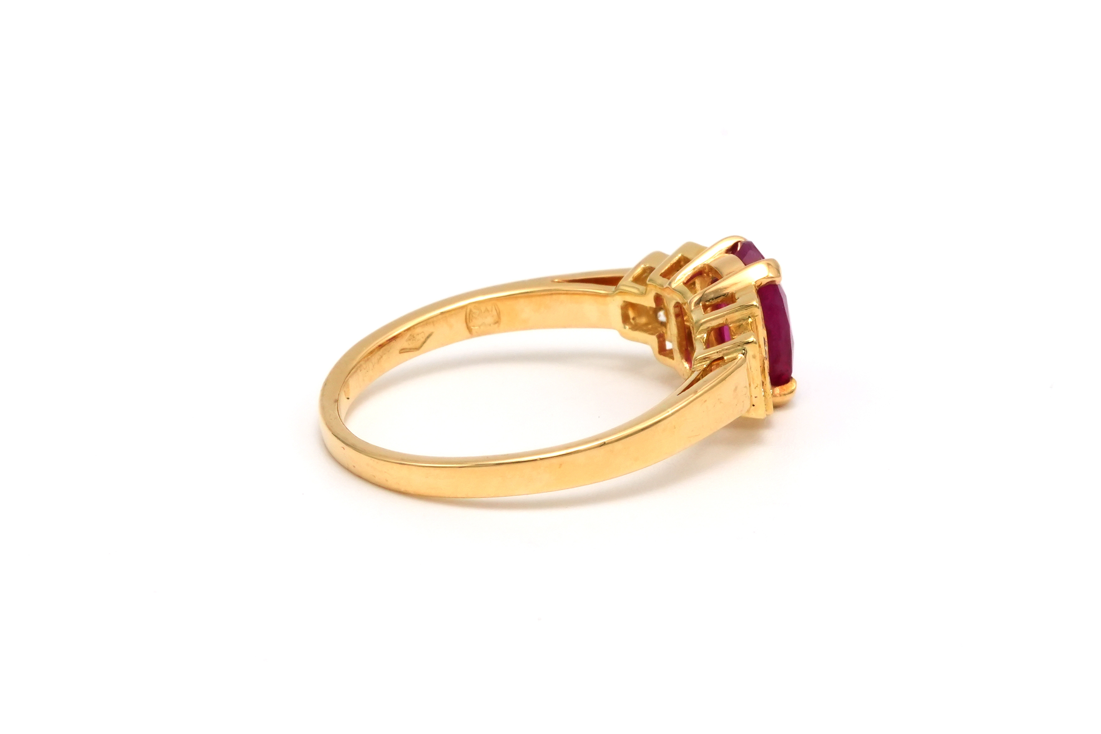 Bague contemporaine en or jaune 18 carats sertie d'un rubis et de diamants "taille" brillant (+-0.07ct) - 5