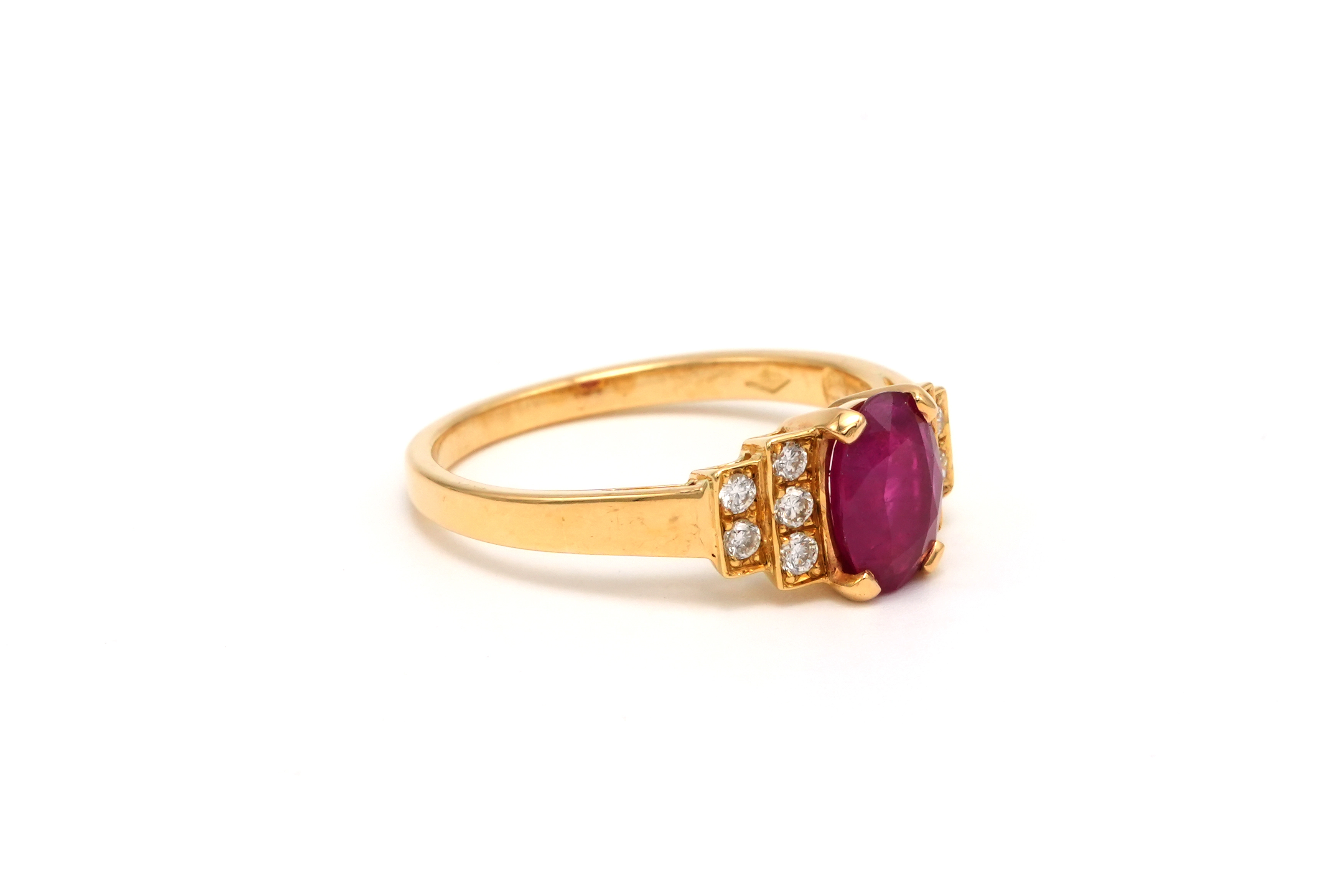 Bague contemporaine en or jaune 18 carats sertie d'un rubis et de diamants "taille" brillant (+-0.07ct) - 6