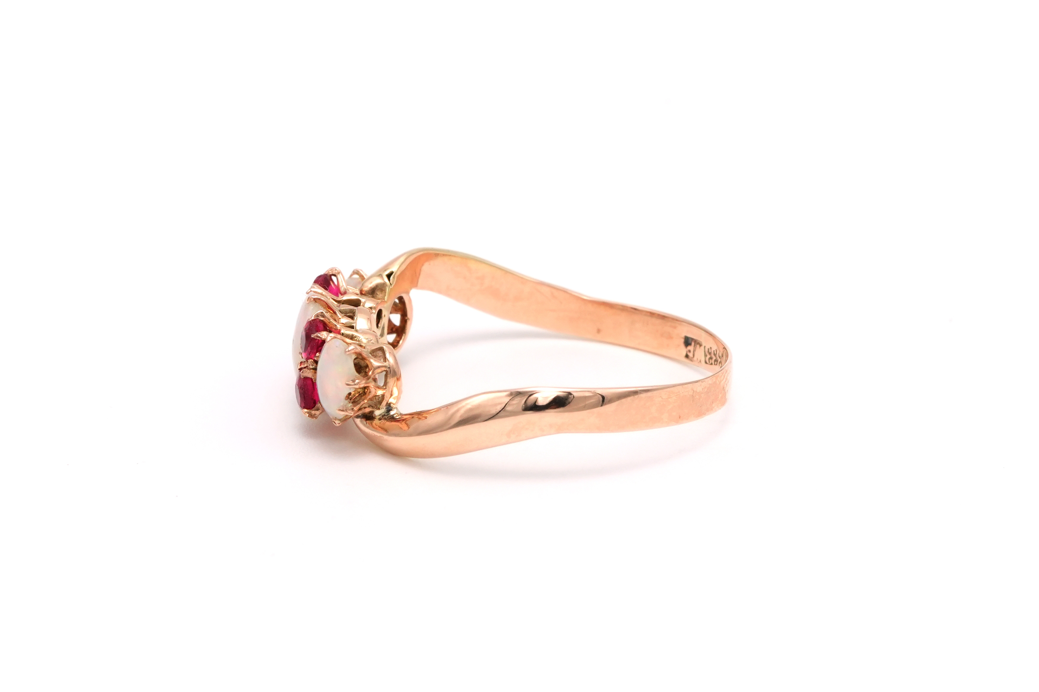 Bague Art Nouveau en or jaune 9 carats sertie de rubis et d'opales - 3