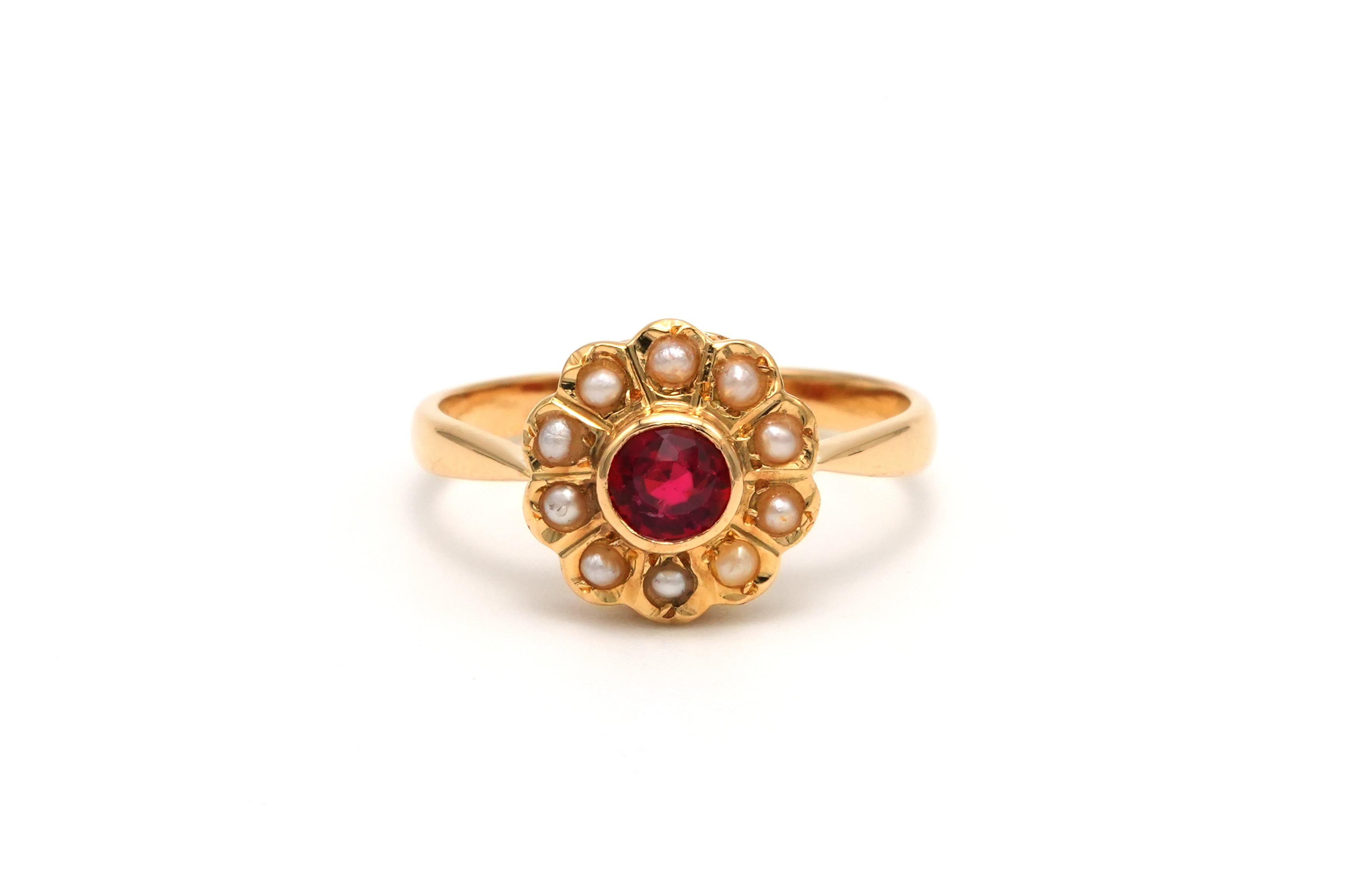 Bague Art Déco en or jaune 18 carats sertie de perles et d'un rubis de synthèse - 1