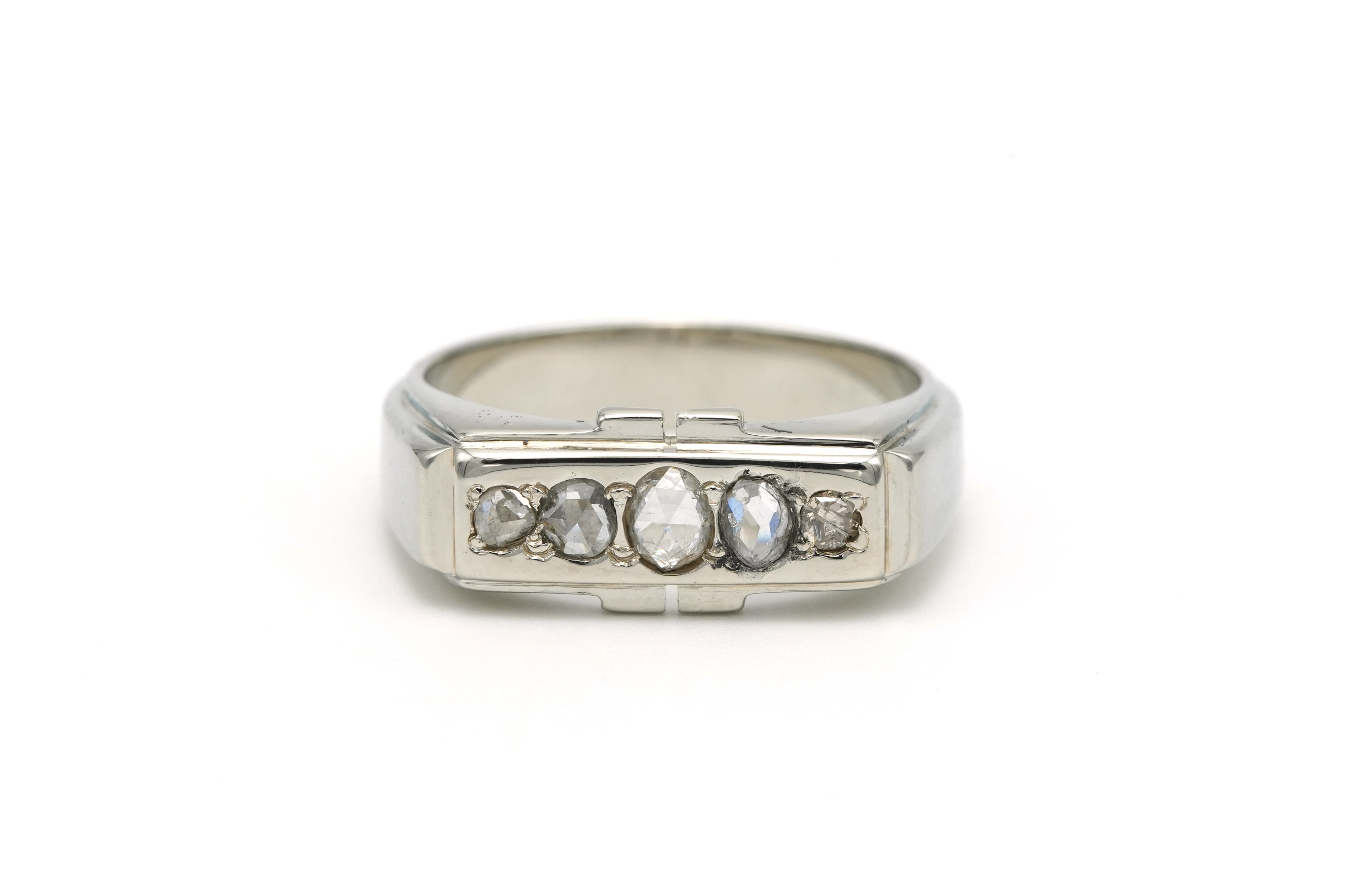 Bague Art Déco en or blanc 18 carats sertie de diamants "taille" rose - 1