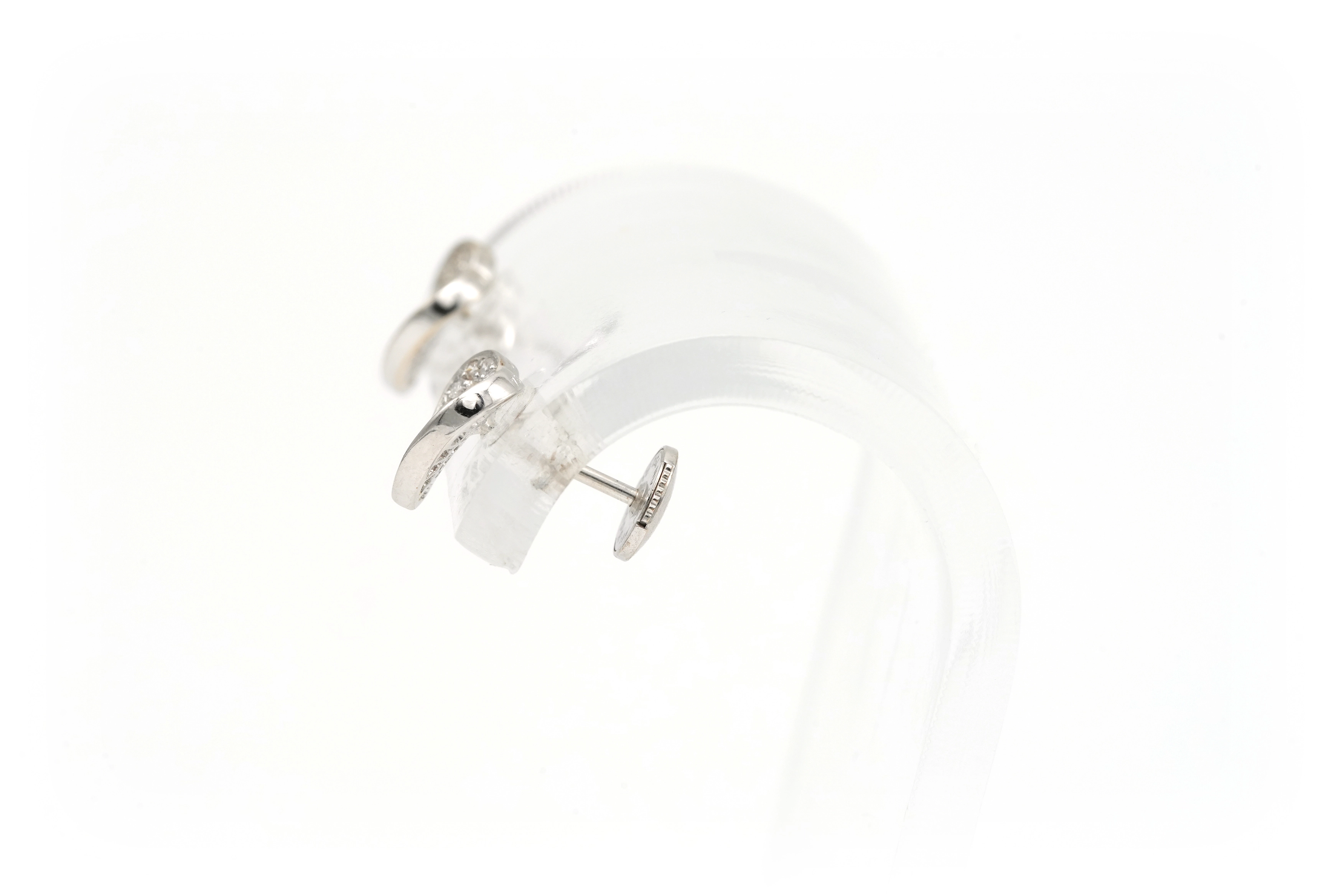 Boucles d'oreilles contemporaines en or blanc 18 carats serties de diamants "taille" brillant (+-0.31ct) - 4