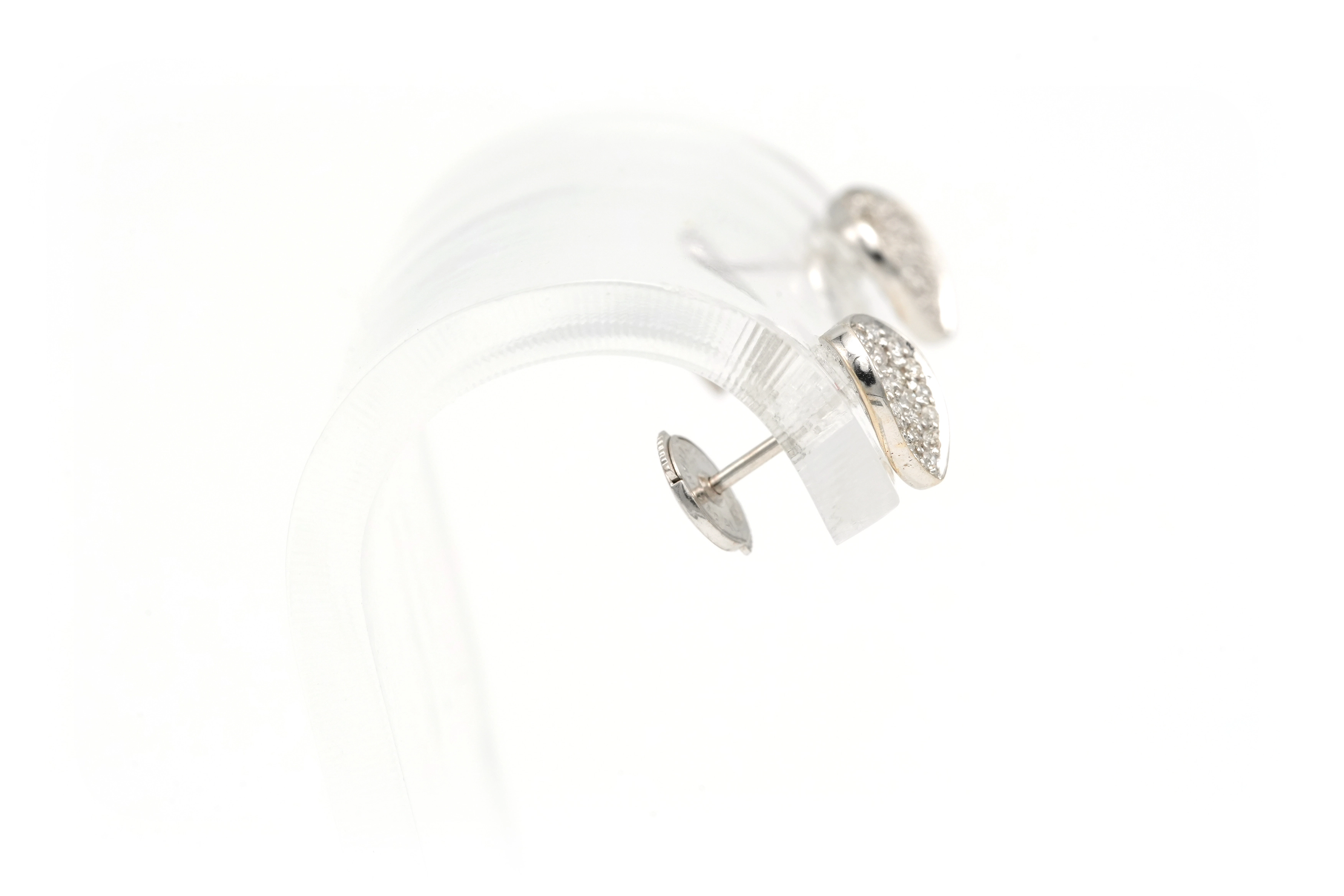 Boucles d'oreilles contemporaines en or blanc 18 carats serties de diamants "taille" brillant (+-0.31ct) - 6