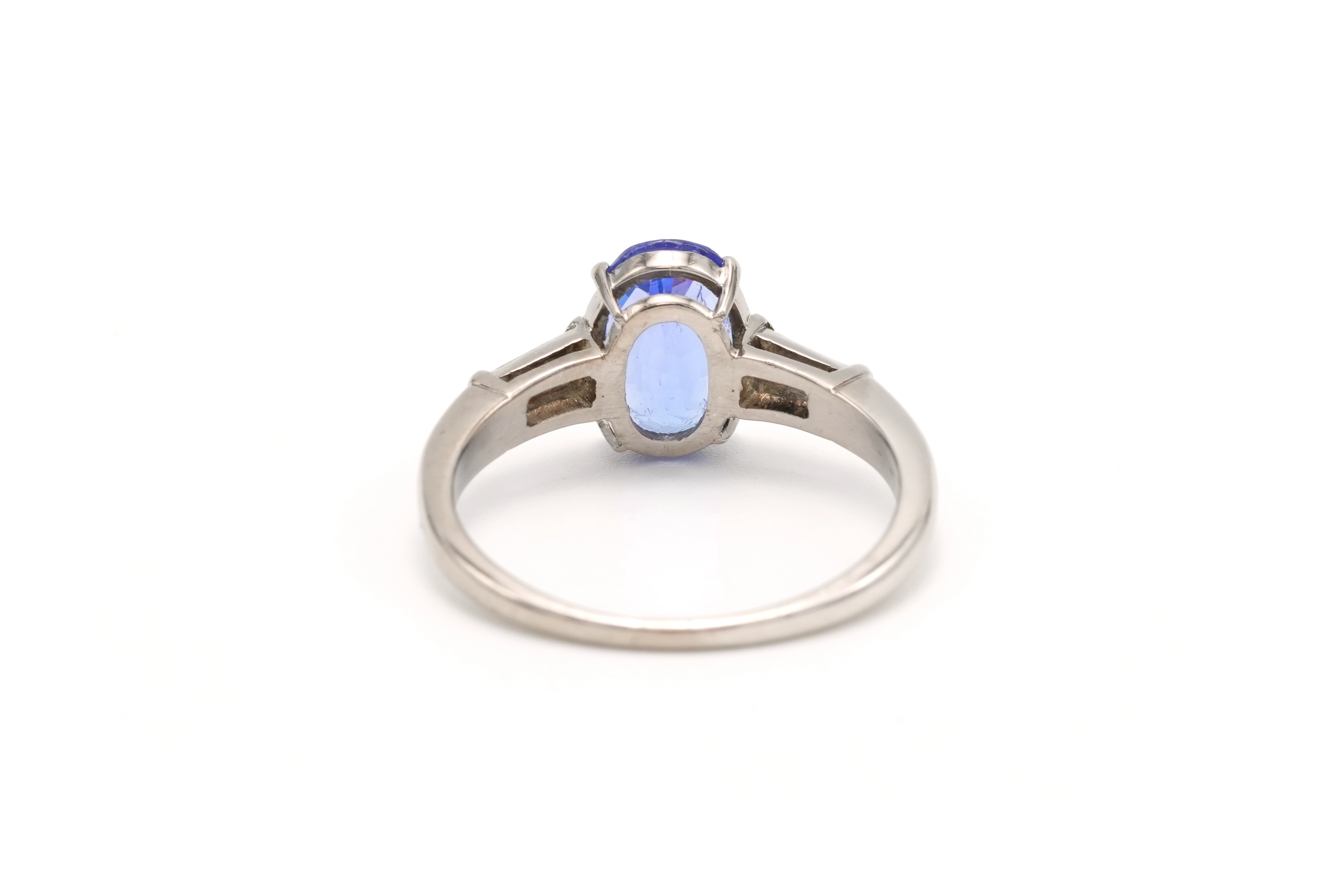 Bague contemporaine en platine sertie d'une tanzanite et de diamants "taille" baguette - 4