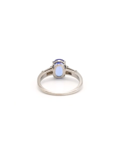 Bague contemporaine en platine sertie d'une tanzanite et de diamants "taille" baguette - 4