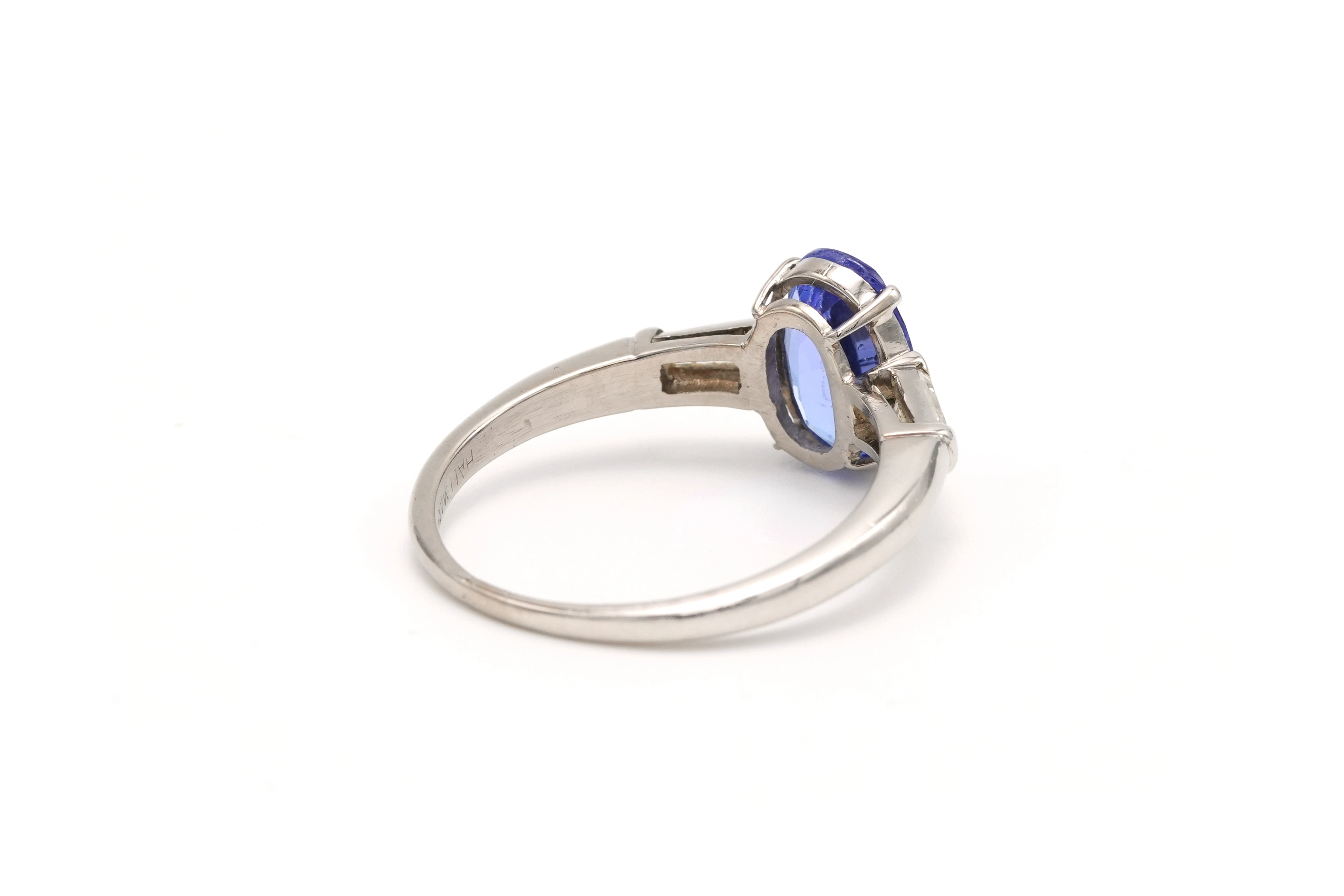 Bague contemporaine en platine sertie d'une tanzanite et de diamants "taille" baguette - 5