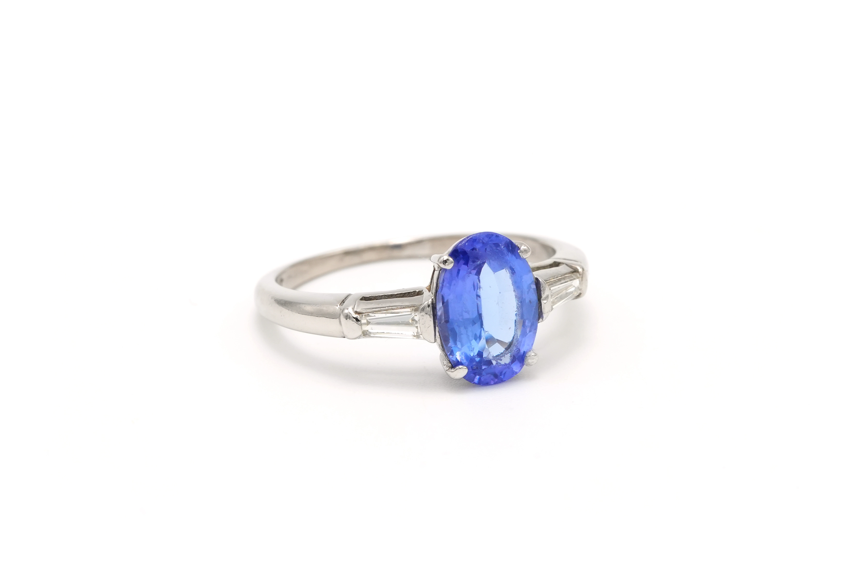 Bague contemporaine en platine sertie d'une tanzanite et de diamants "taille" baguette - 6