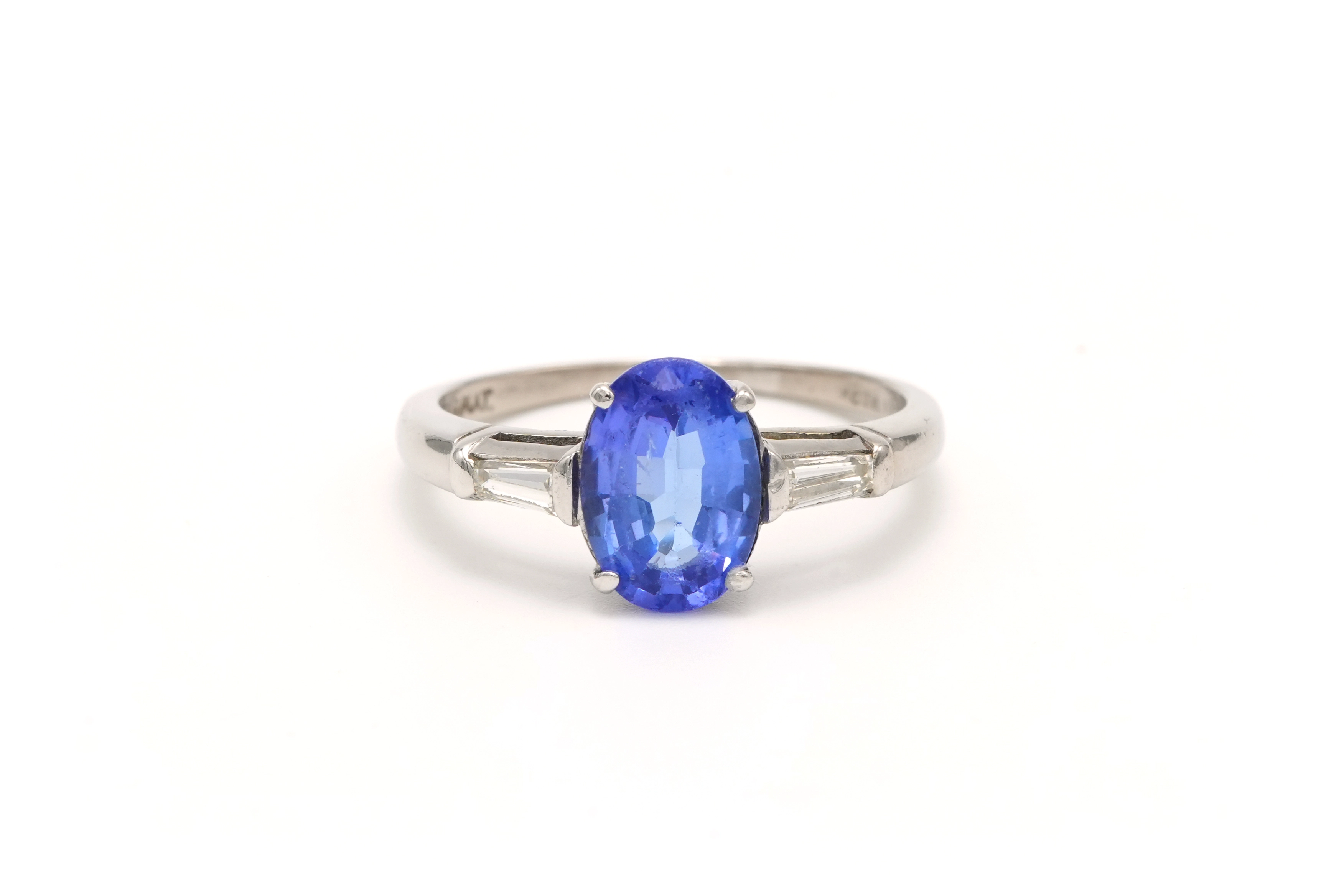 Bague contemporaine en platine sertie d'une tanzanite et de diamants "taille" baguette - 1