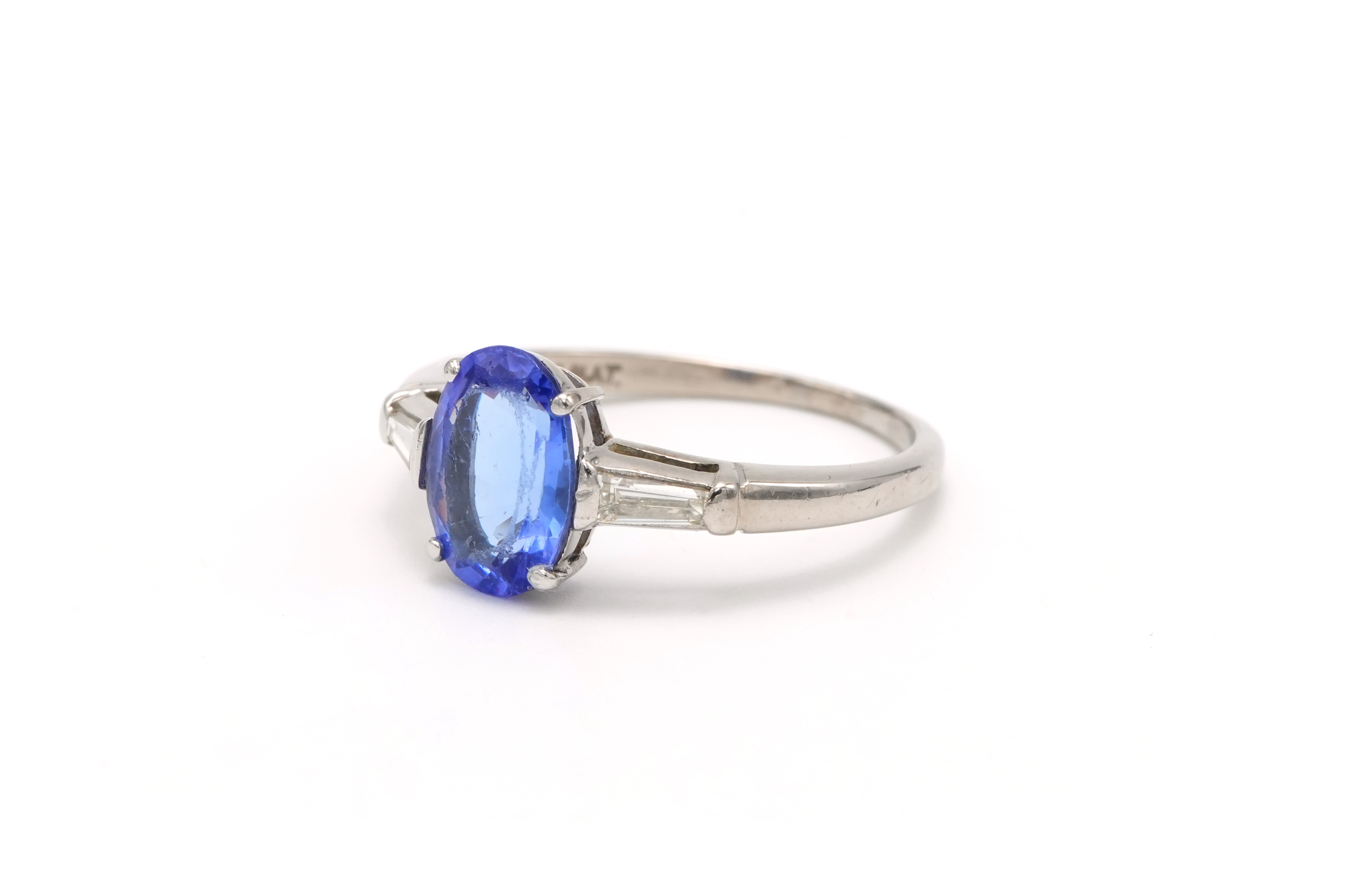 Bague contemporaine en platine sertie d'une tanzanite et de diamants "taille" baguette - 2