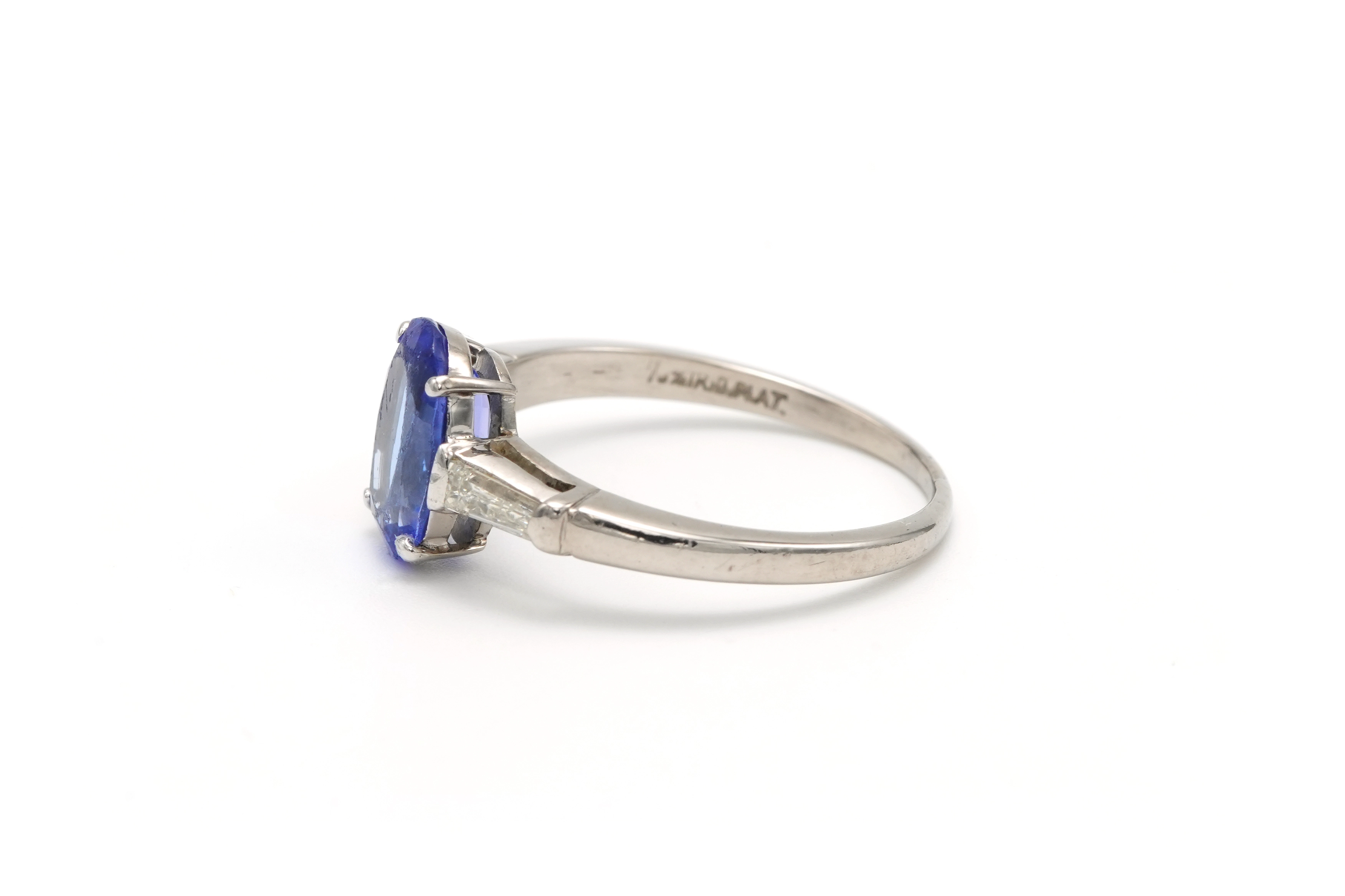 Bague contemporaine en platine sertie d'une tanzanite et de diamants "taille" baguette - 3