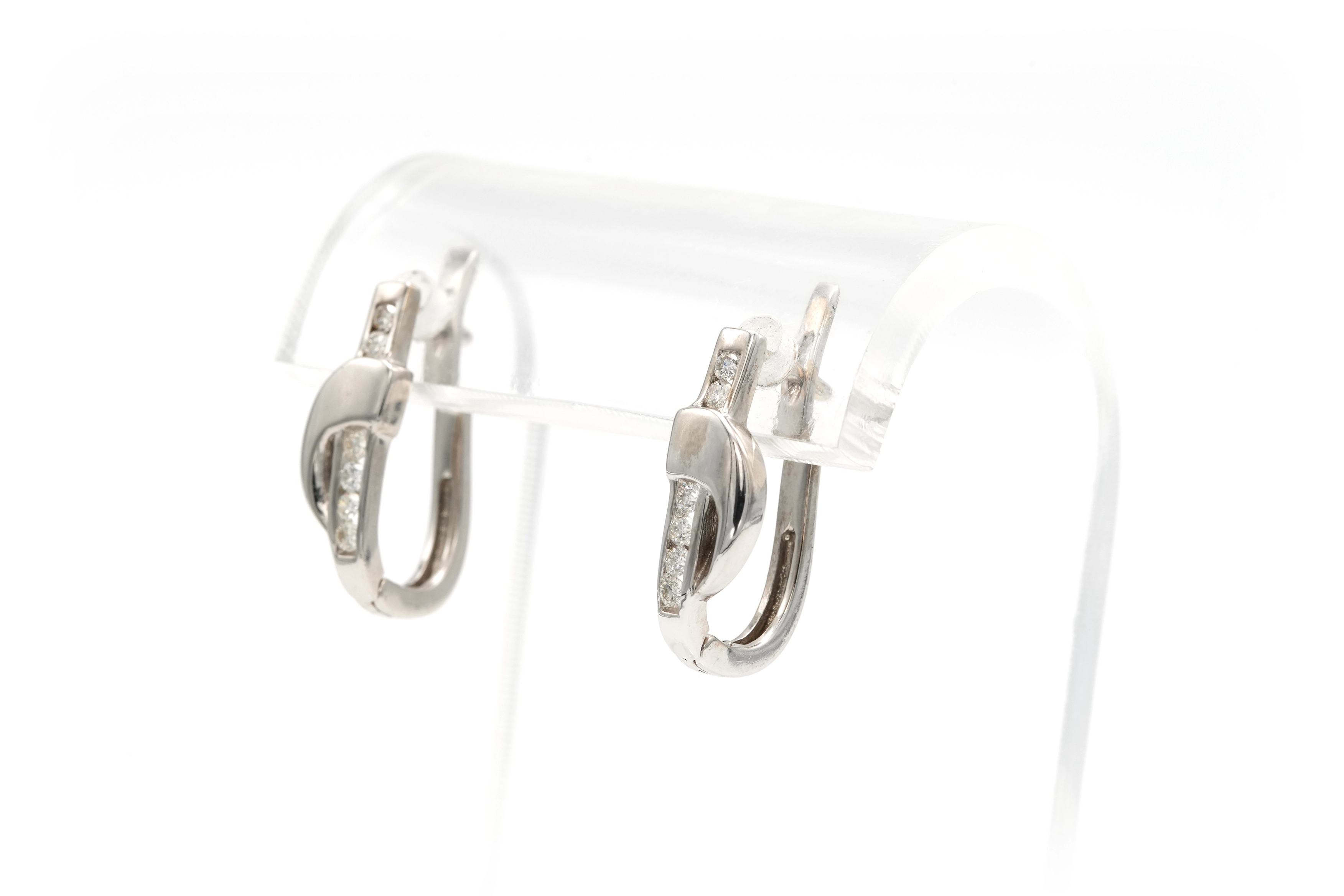 Boucles d'oreilles contemporaines en or blanc 14 carats serties de diamants "taille" brillant (+-0.168ct) - 4