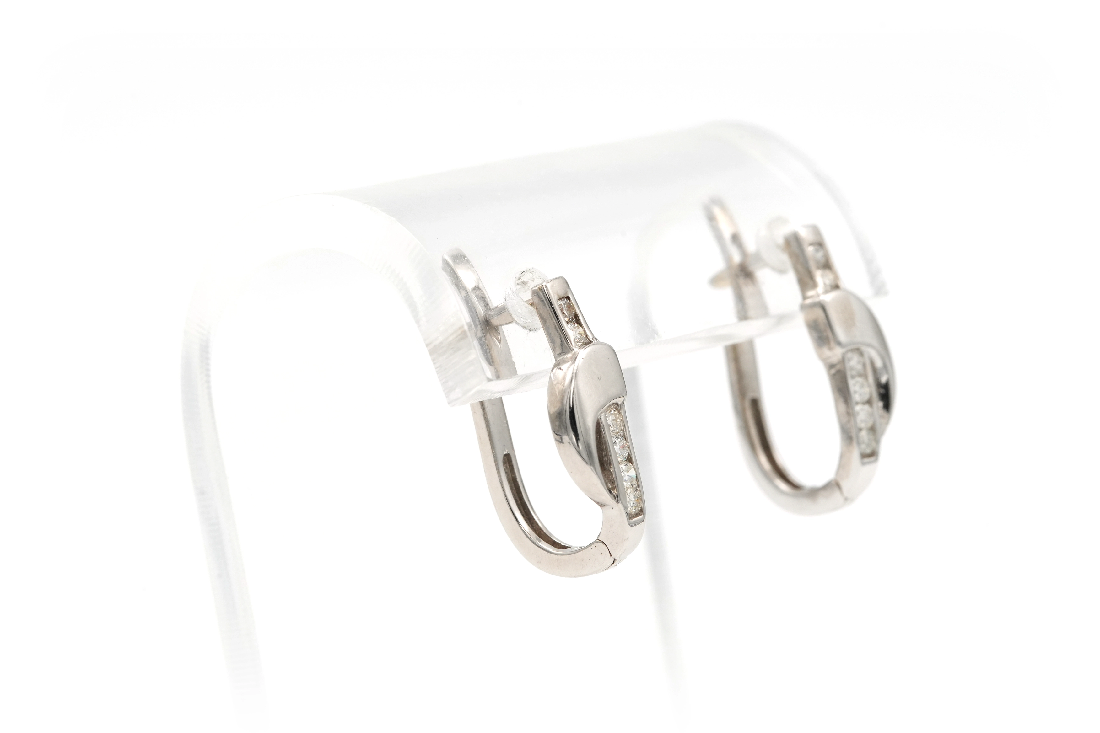 Boucles d'oreilles contemporaines en or blanc 14 carats serties de diamants "taille" brillant (+-0.168ct) - 7