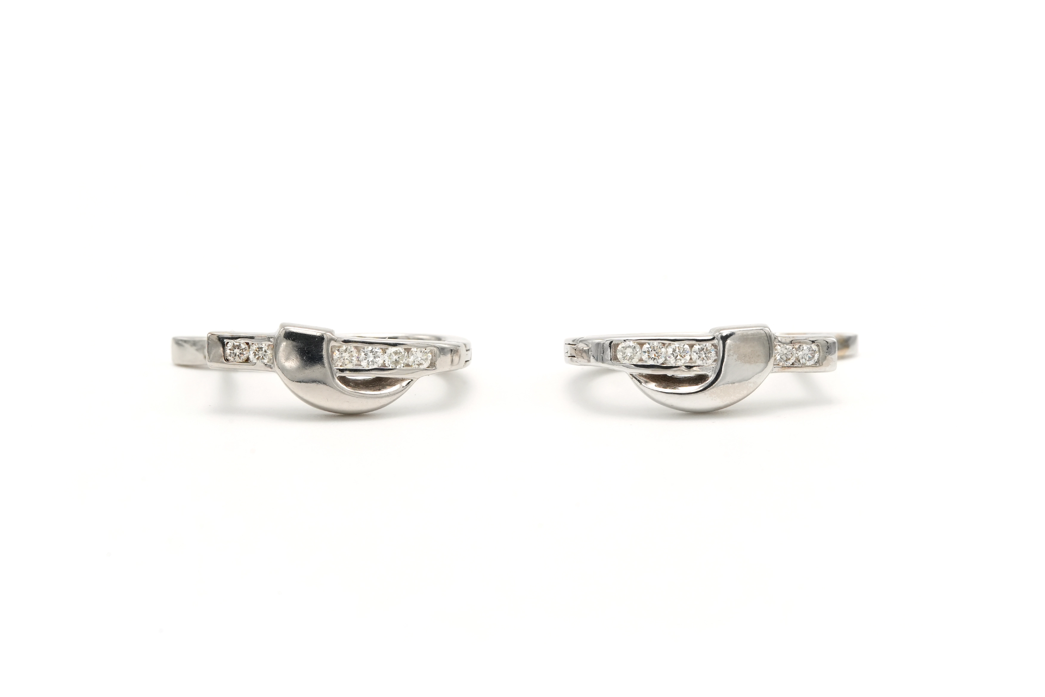 Boucles d'oreilles contemporaines en or blanc 14 carats serties de diamants "taille" brillant (+-0.168ct) - 1
