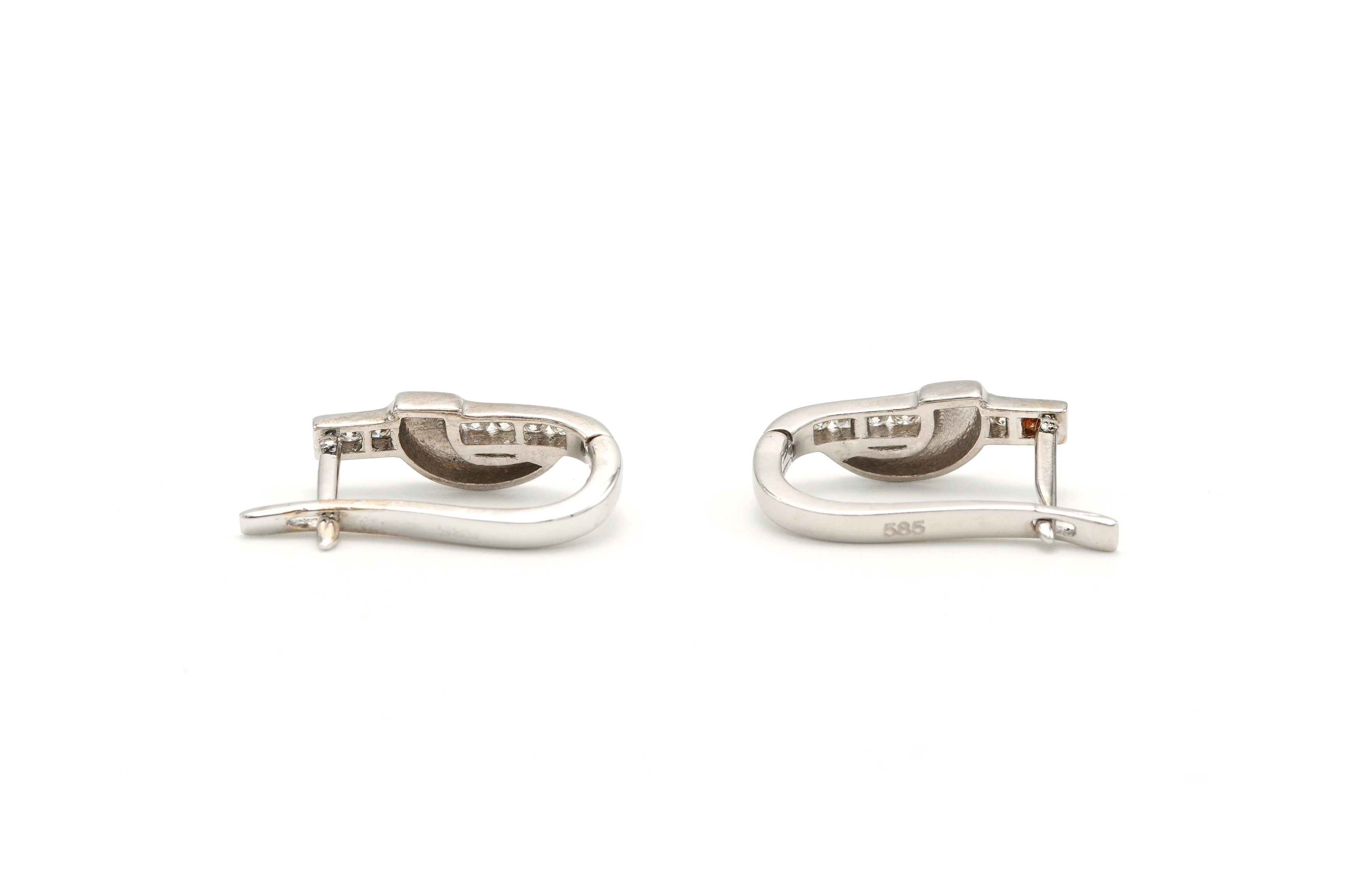 Boucles d'oreilles contemporaines en or blanc 14 carats serties de diamants "taille" brillant (+-0.168ct) - 2