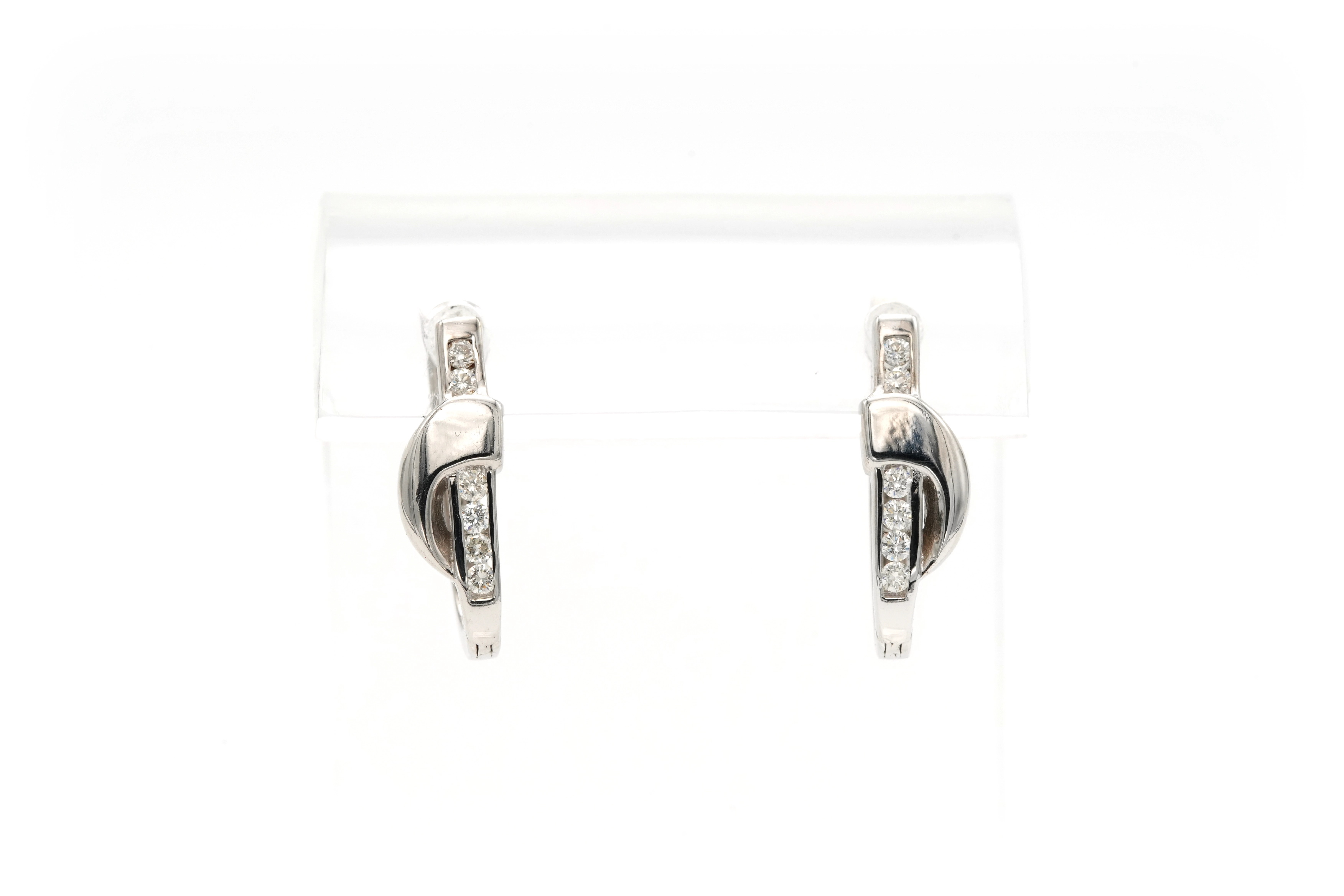 Boucles d'oreilles contemporaines en or blanc 14 carats serties de diamants "taille" brillant (+-0.168ct) - 3