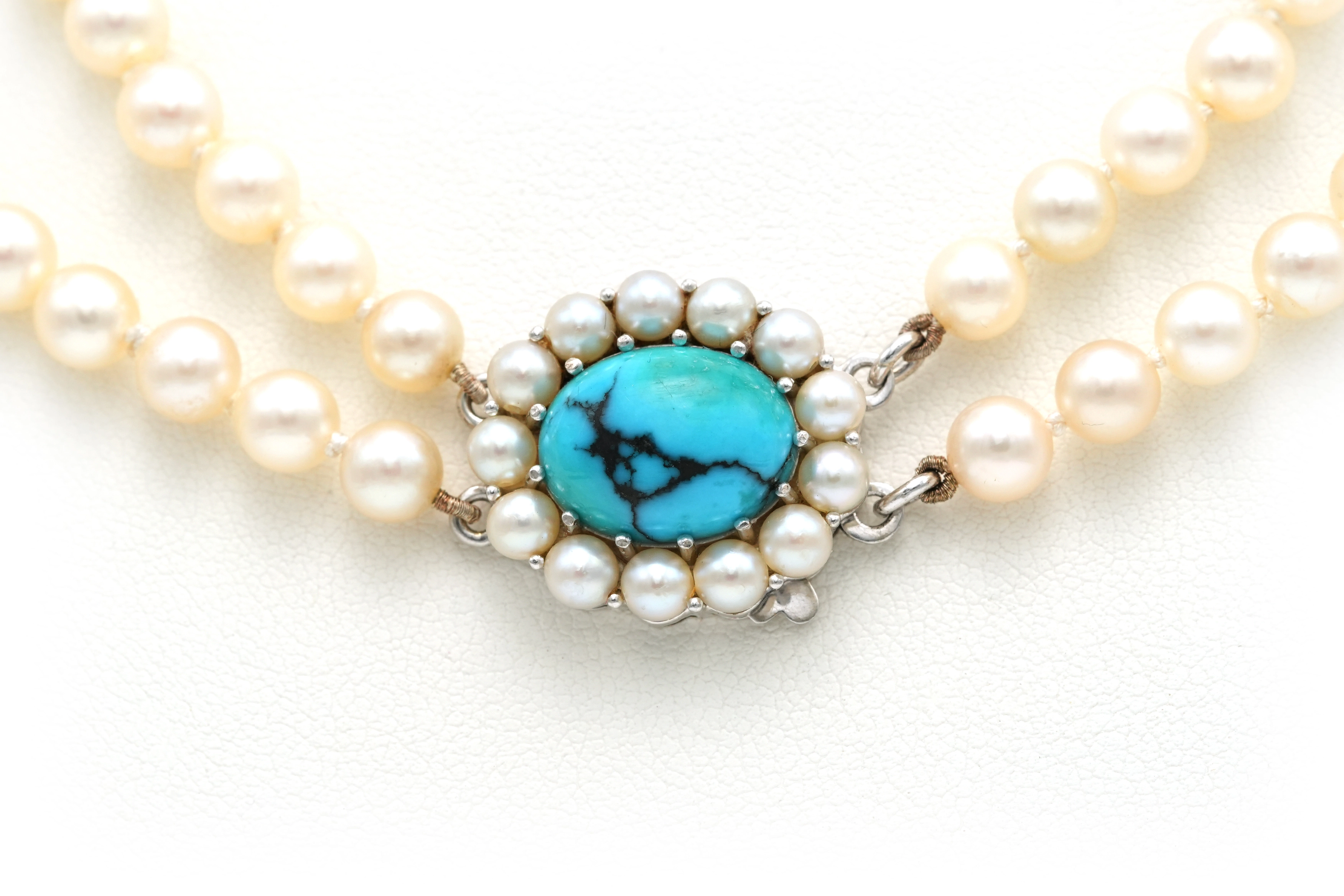 Collier contemporain en perles avec fermoir en or blanc 18 carats et turquoise - 1